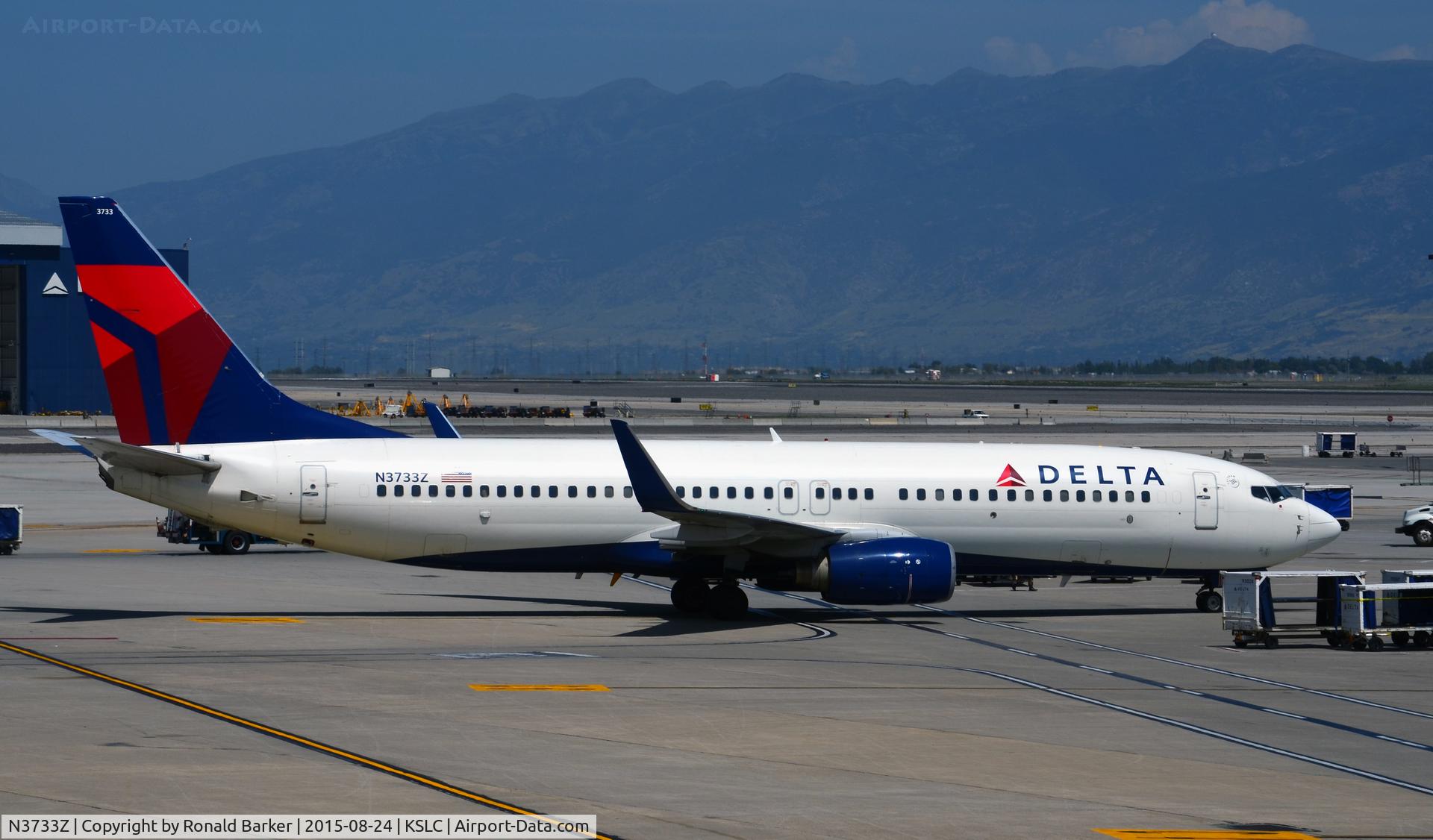 N3733Z, 2000 Boeing 737-832 C/N 30539, Taxi SLC