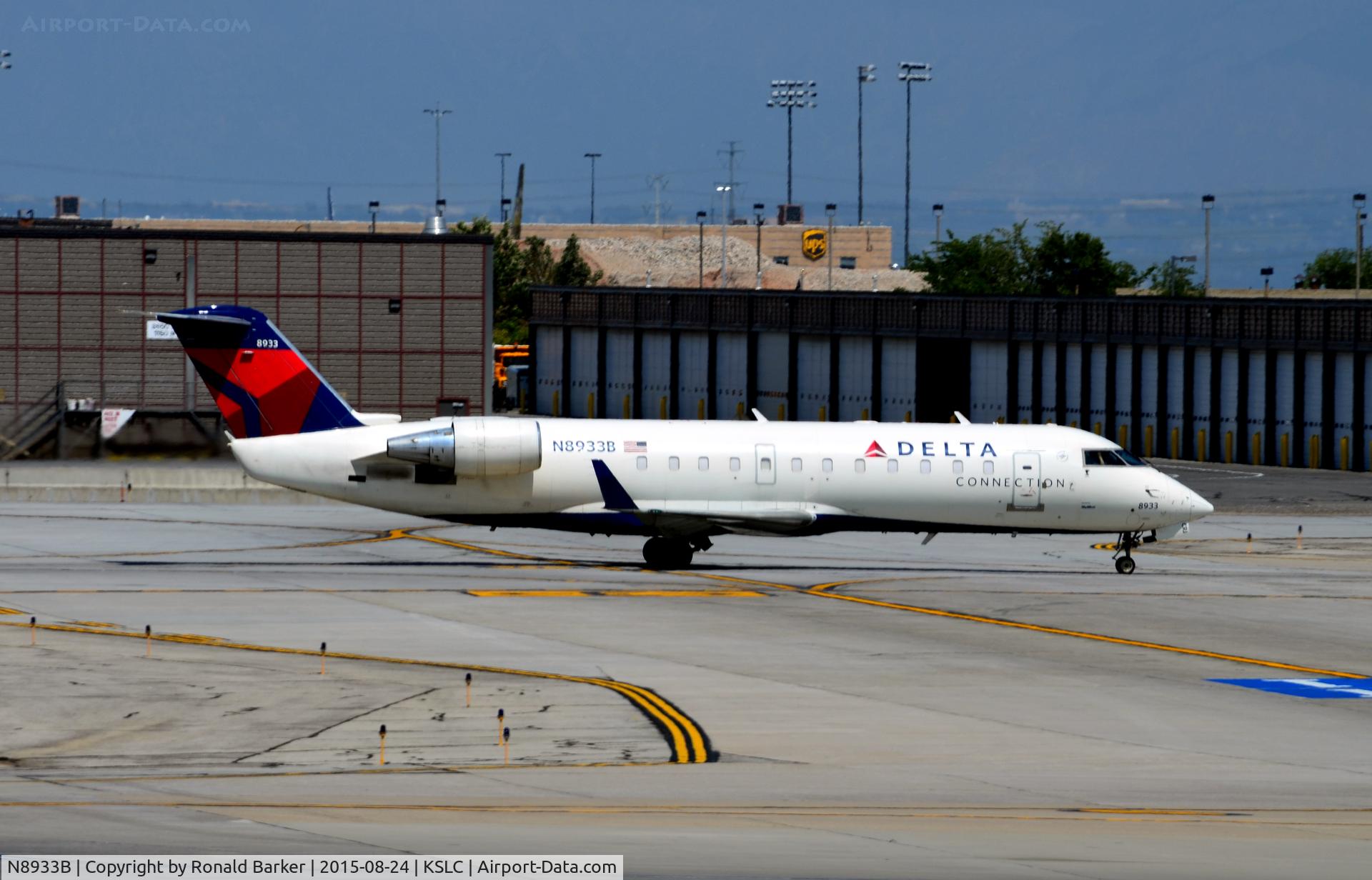 N8933B, 2004 Bombardier CRJ-200 (CL-600-2B19) C/N 7933, Taxi SLC