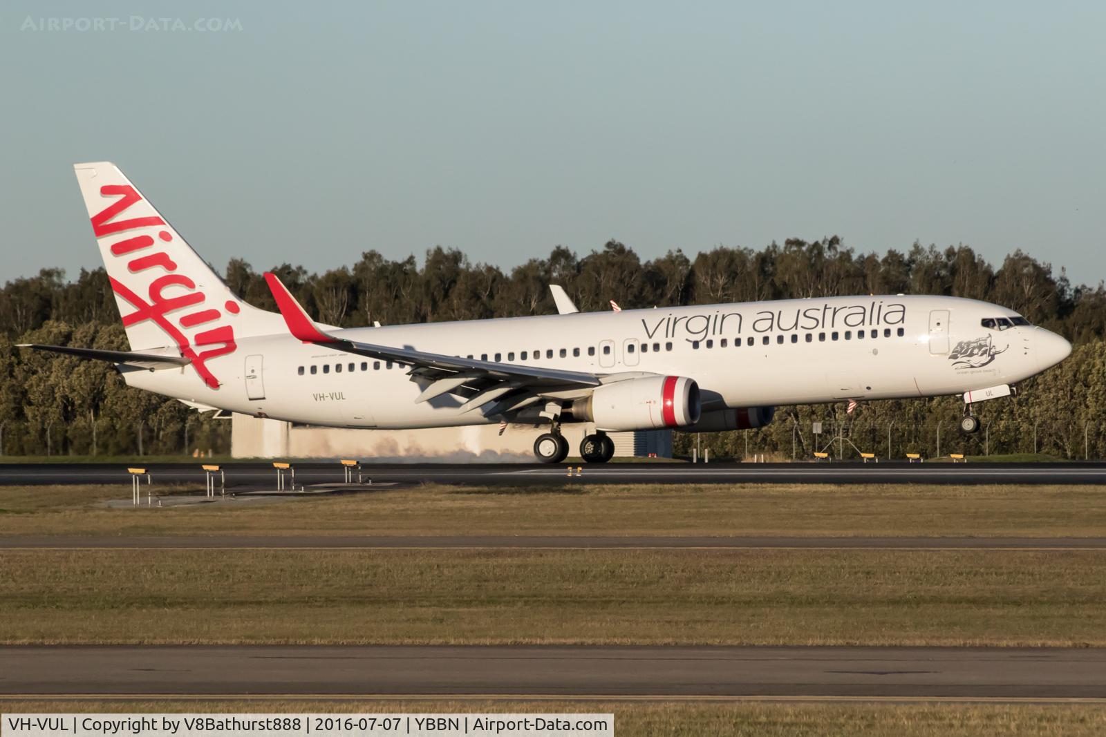 VH-VUL, 2007 Boeing 737-8FE C/N 36603/2356, VUL touching down between the PAPI