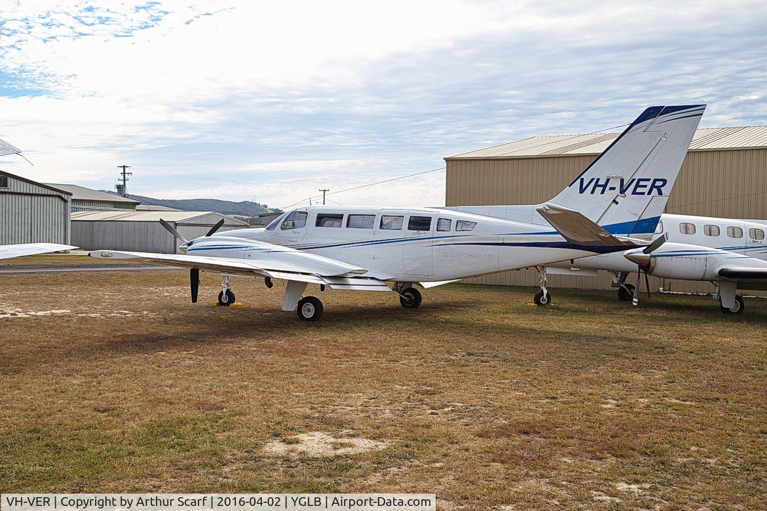 VH-VER, 1987 Cessna 404 Titan C/N 404-0611, Goulburn NSW April 2016