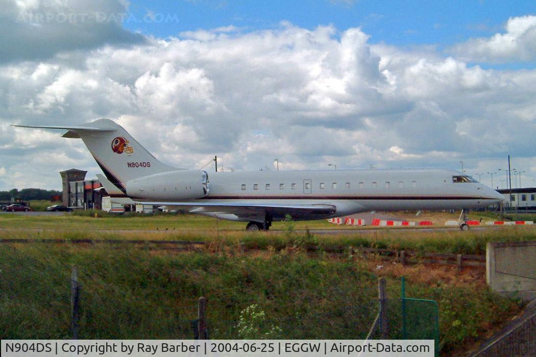 N904DS, 2002 Bombardier BD-700-1A10 Global Express C/N 9118, Bombardier BD-700-1A10 Global Express [9118] Luton~G 25/06/2004