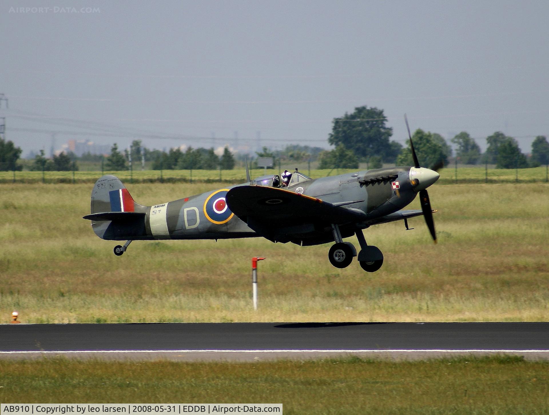 AB910, Supermarine 349 Spitfire LF.Vb C/N CBAF.1061, Berlin Air Show 31.5.08