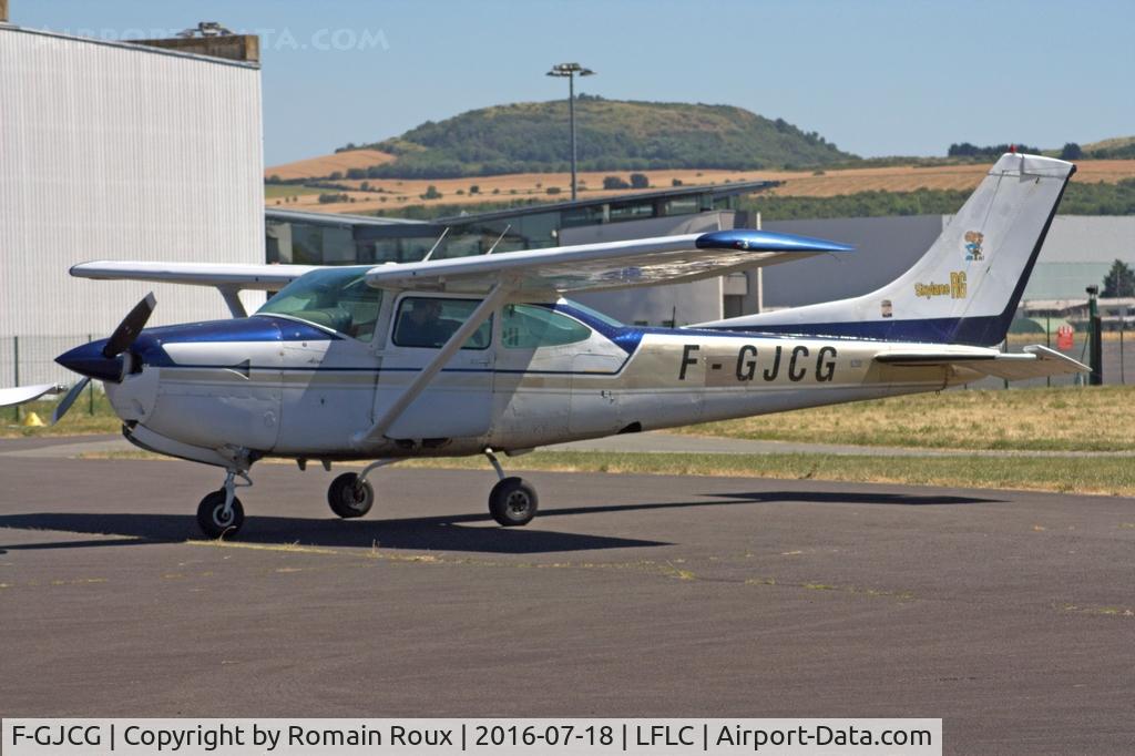 F-GJCG, Cessna R182 Skylane RG C/N R18200340, Parked