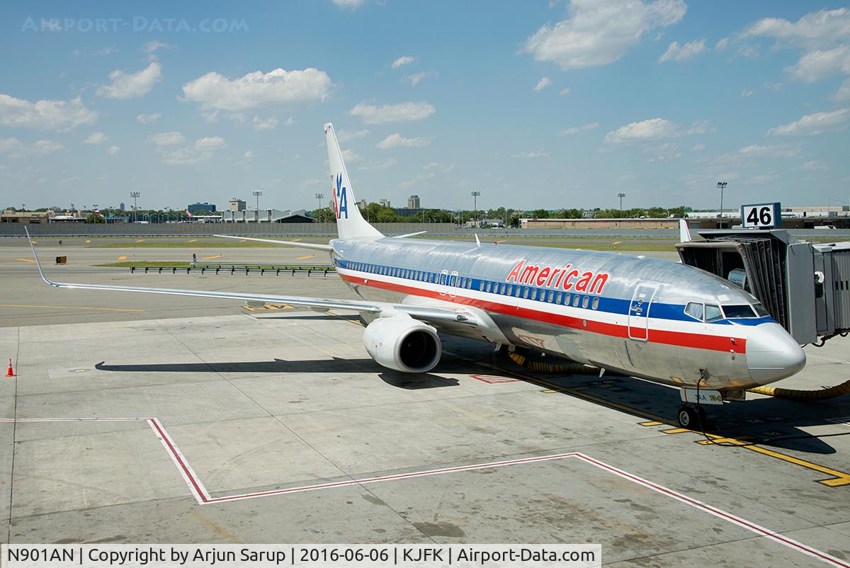 N901AN, 1999 Boeing 737-823 C/N 29503, Under the summer sun at JFK.