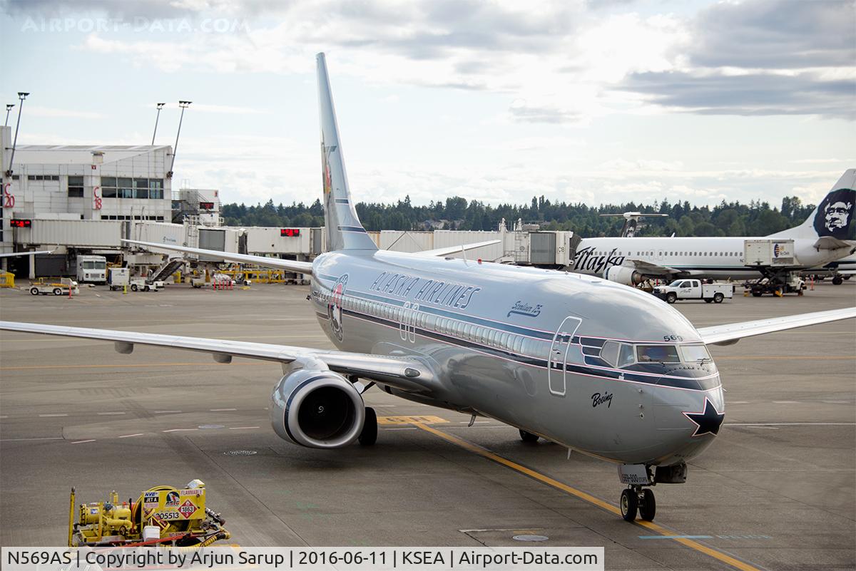N569AS, 2007 Boeing 737-890 C/N 35184, 'Starliner 75' taxiing to the gate in the evening.