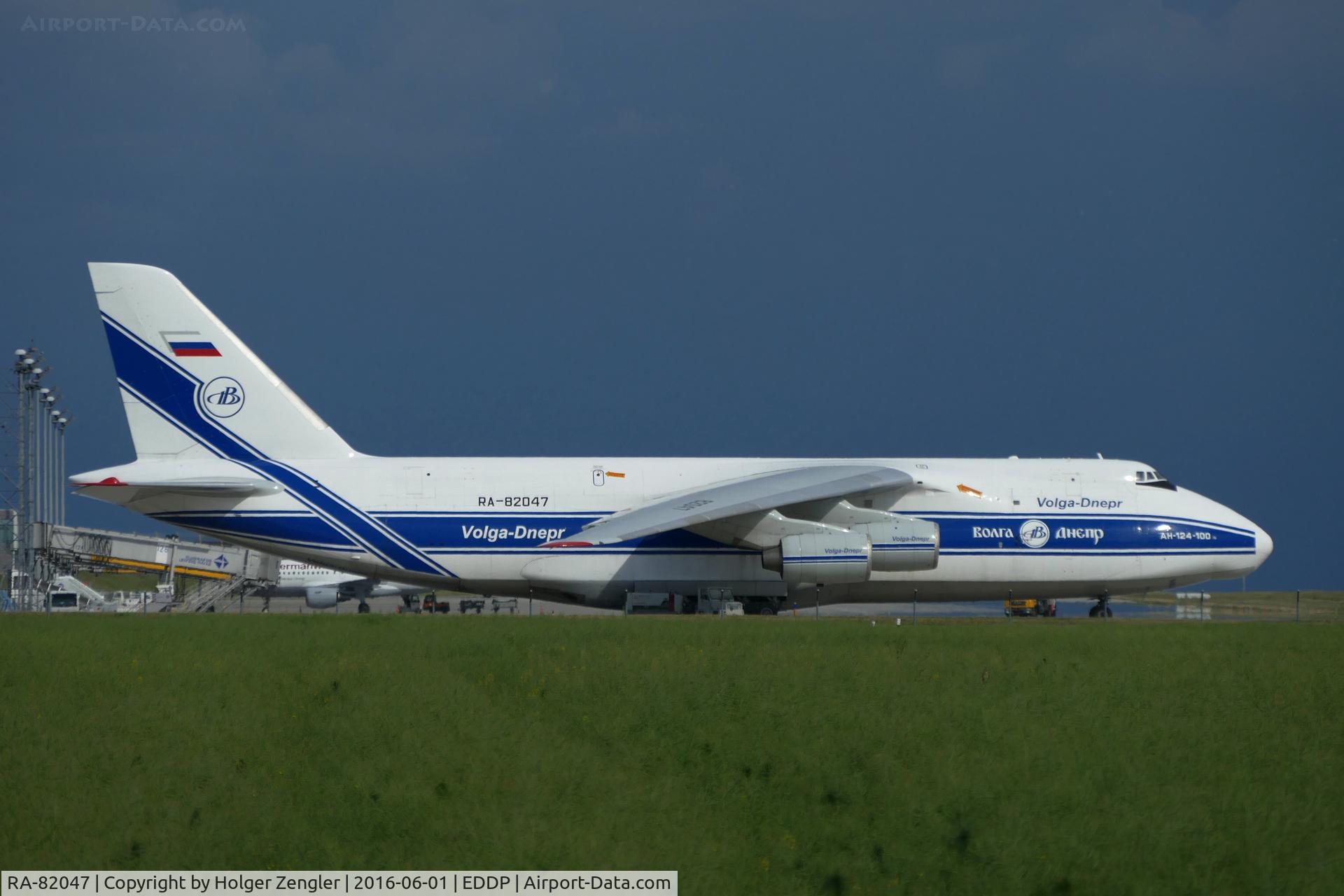 RA-82047, 1992 Antonov An-124-100 Ruslan C/N 9773053259121/0701, Waiting for rain on apron 1 west...