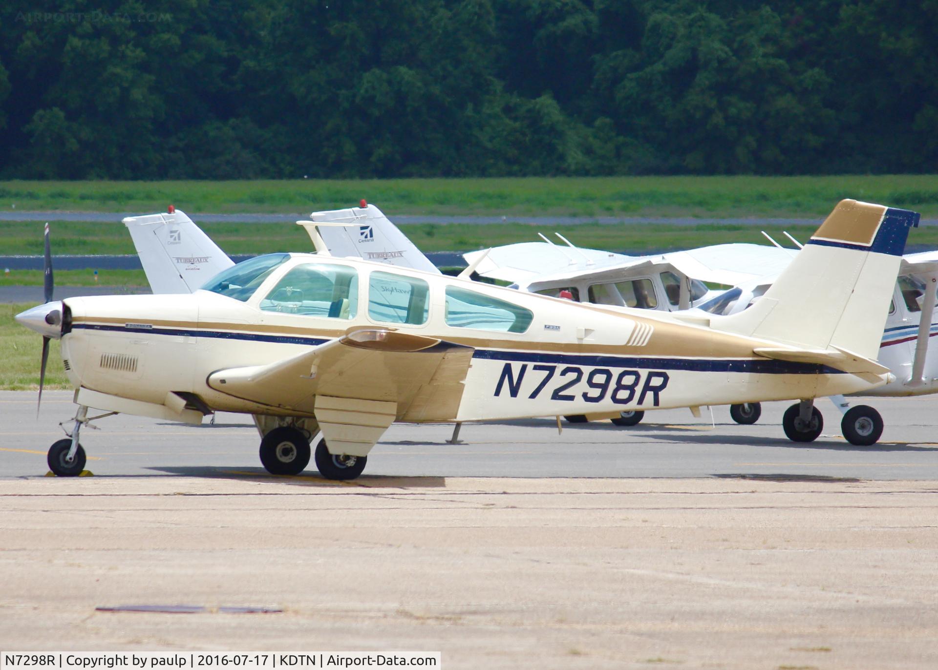 N7298R, 1975 Beech F33A Bonanza C/N CE-557, At Downtown Shreveport.