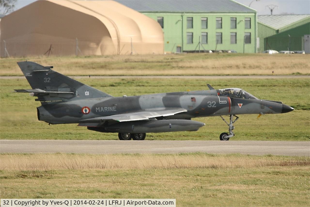 32, Dassault Super Etendard C/N 32, Dassault Super Etendard M, Taxiing after landing rwy 26, Landivisiau Naval Air Base (LFRJ)