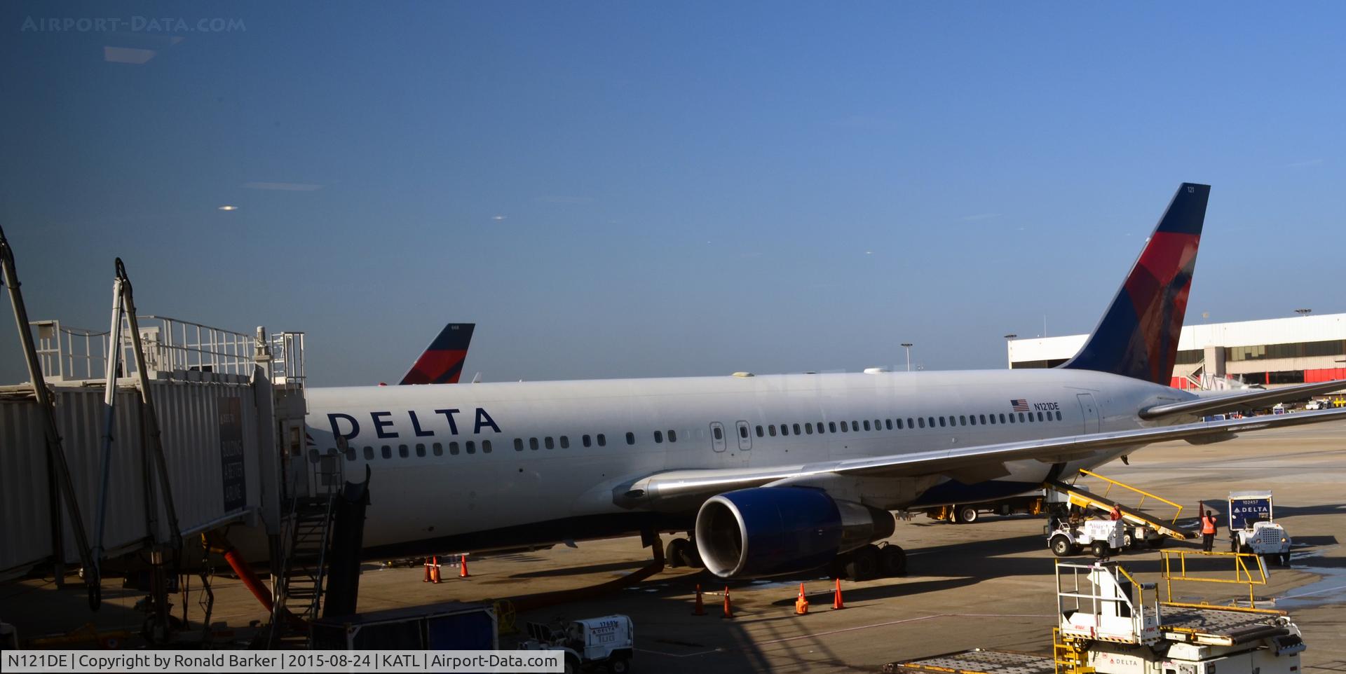 N121DE, 1987 Boeing 767-332 C/N 23435, At the gate Atlanta