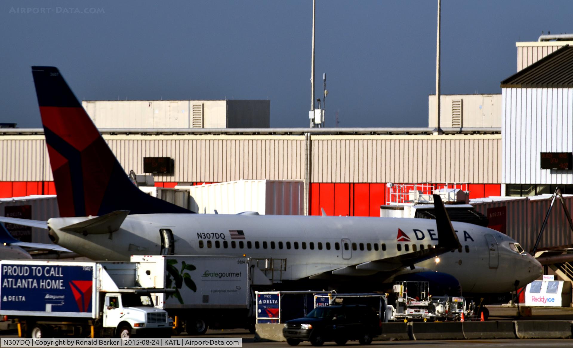 N307DQ, 2008 Boeing 737-732 C/N 29679, At the gate Atlanta