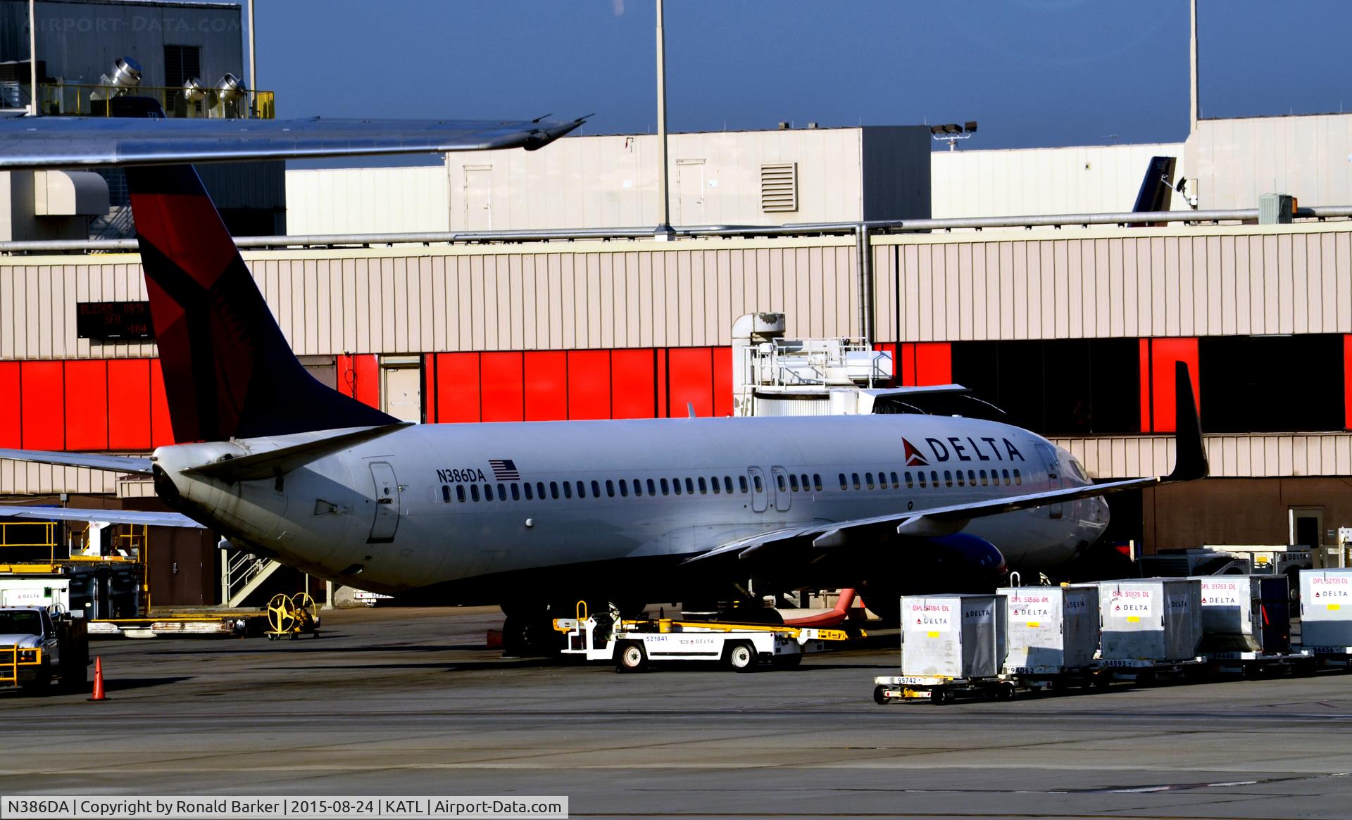 N386DA, 1999 Boeing 737-832 C/N 30373, At the gate Atlanta