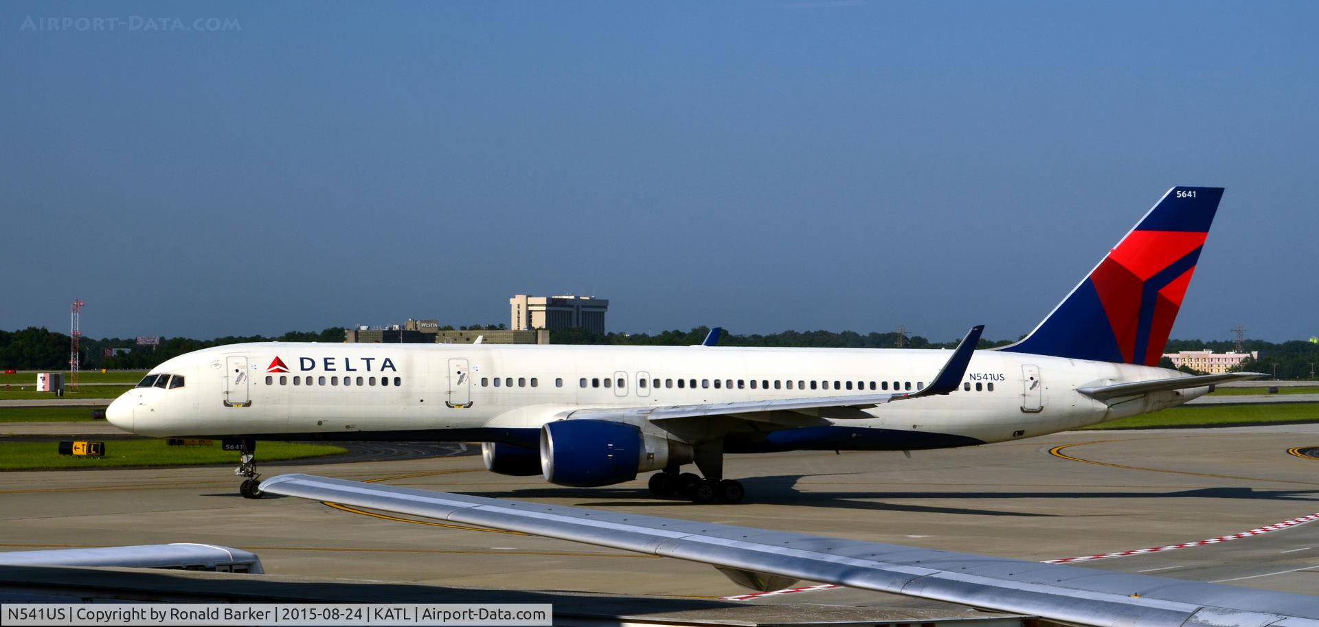 N541US, 1996 Boeing 757-251 C/N 26488, Taxi Atlanta