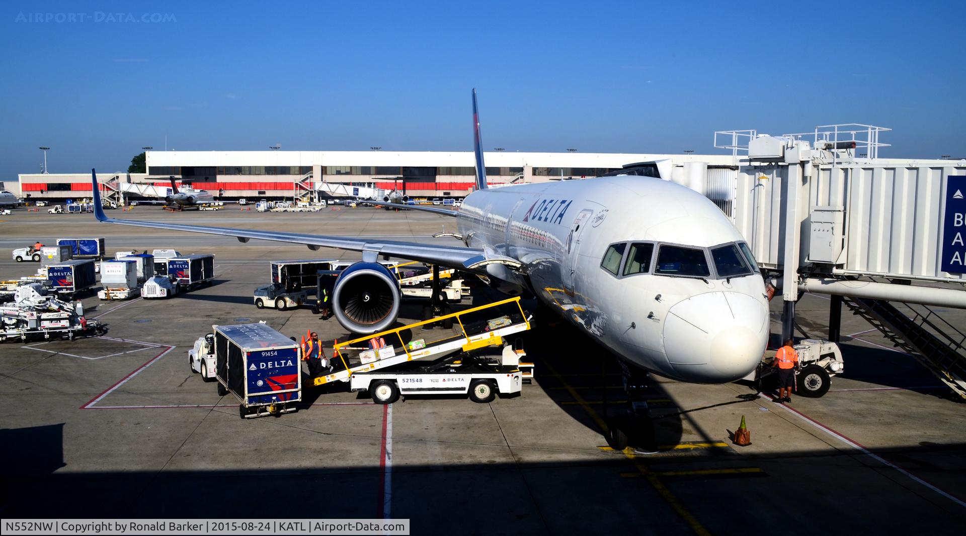 N552NW, 2001 Boeing 757-251 C/N 26499, At the gate Atlanta