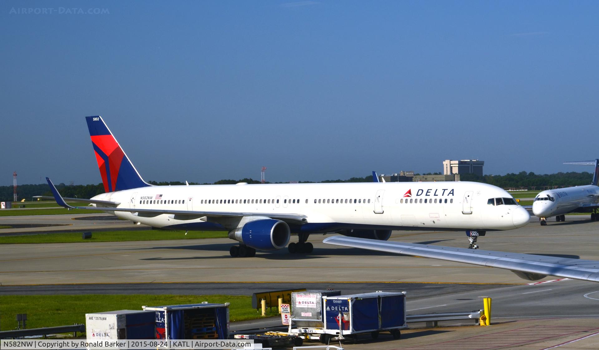N582NW, 2002 Boeing 757-351 C/N 32981, Taxi Atlanta