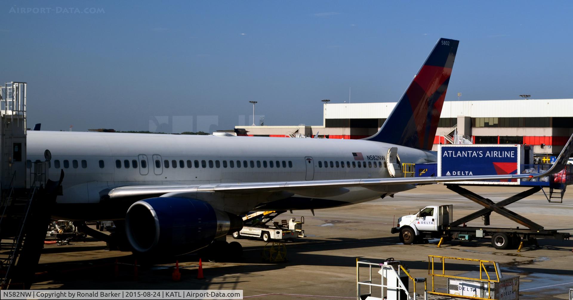 N582NW, 2002 Boeing 757-351 C/N 32981, At the gate Atlanta