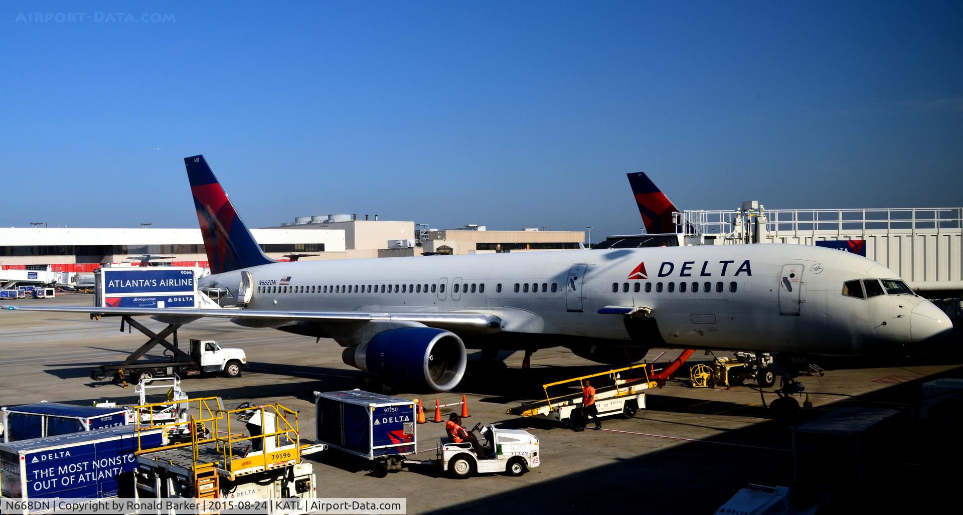 N668DN, 1991 Boeing 757-232 C/N 25141, At the gate Atlanta