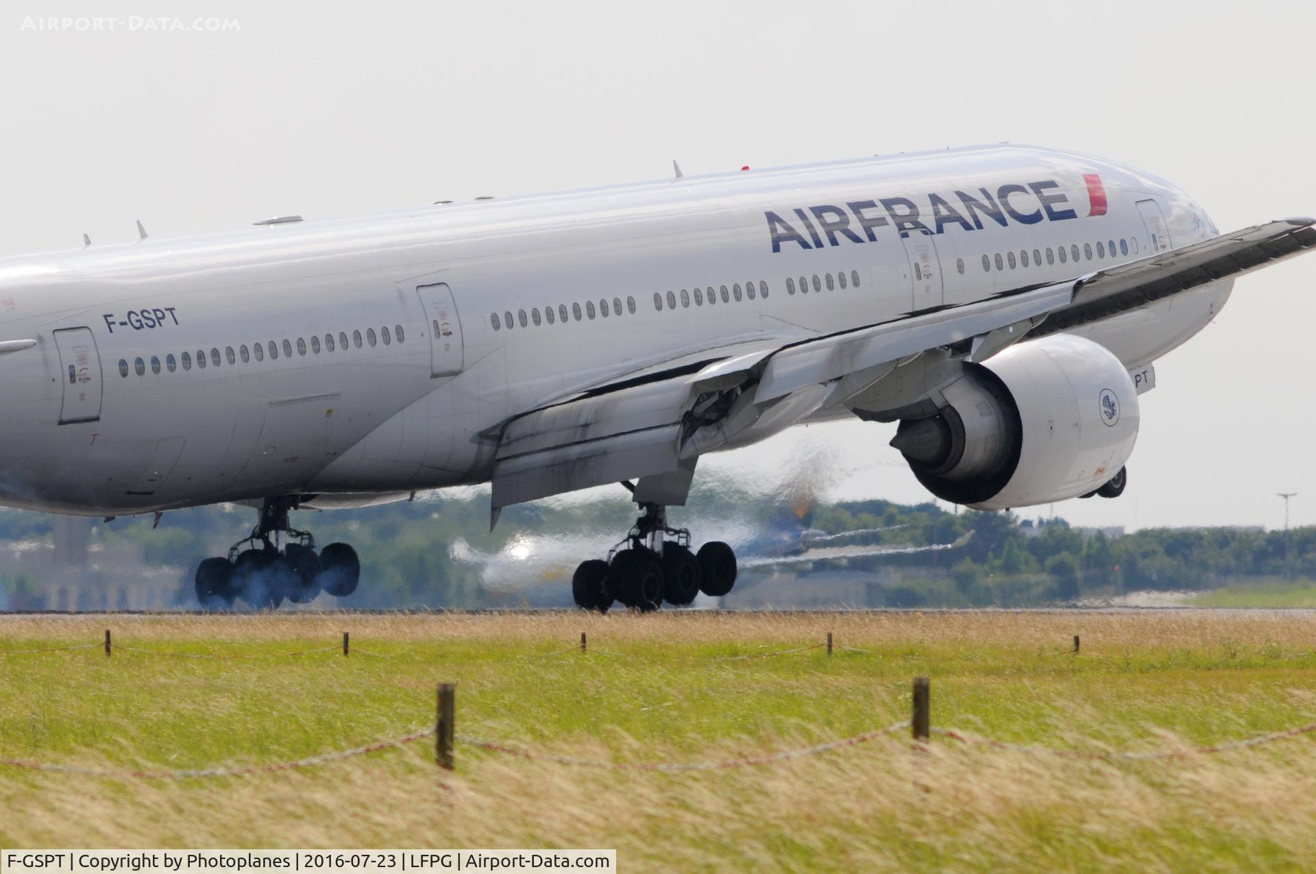 F-GSPT, 2002 Boeing 777-228/ER C/N 32308, CDG landing