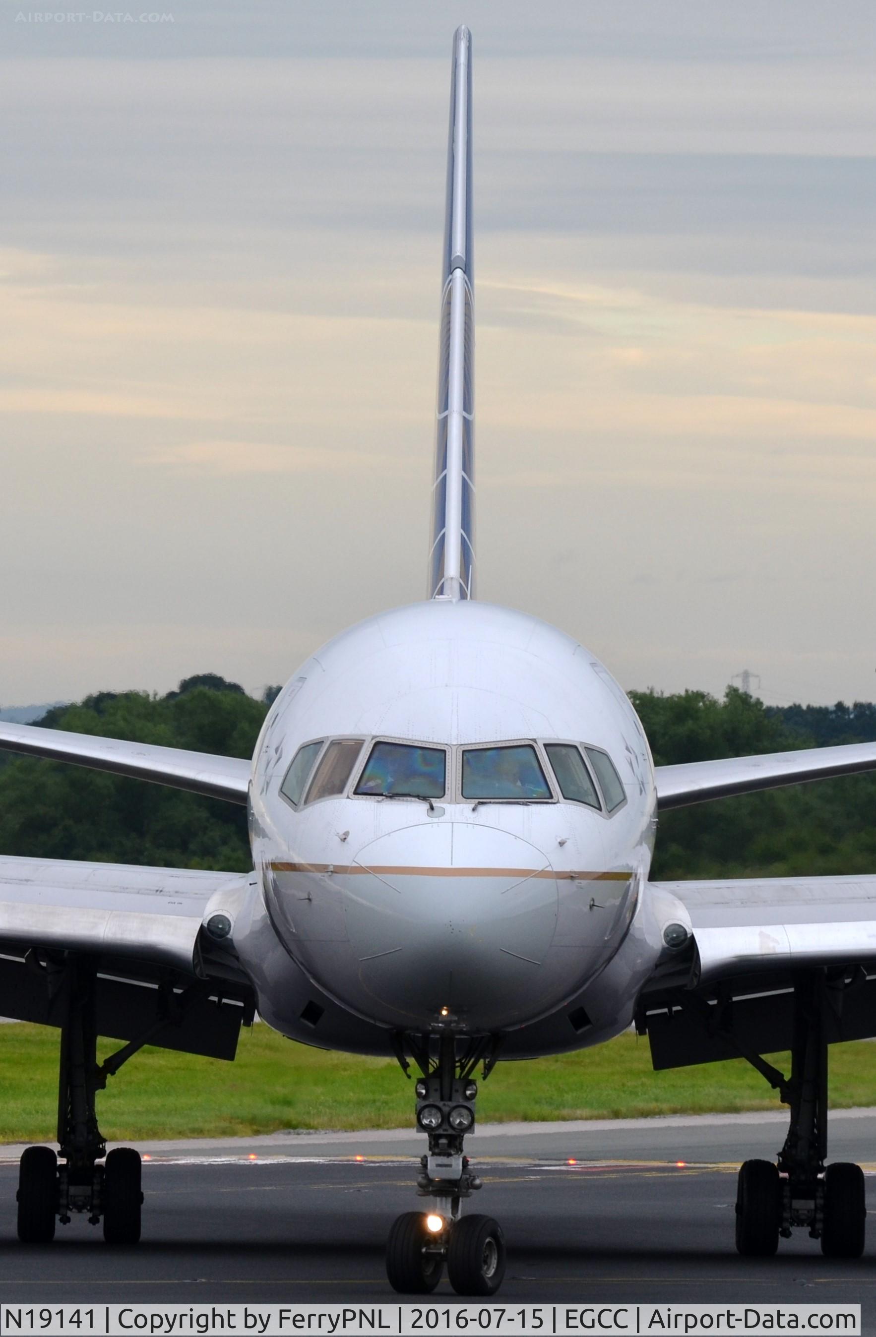 N19141, 2000 Boeing 757-224 C/N 30354, United B752 face to face.