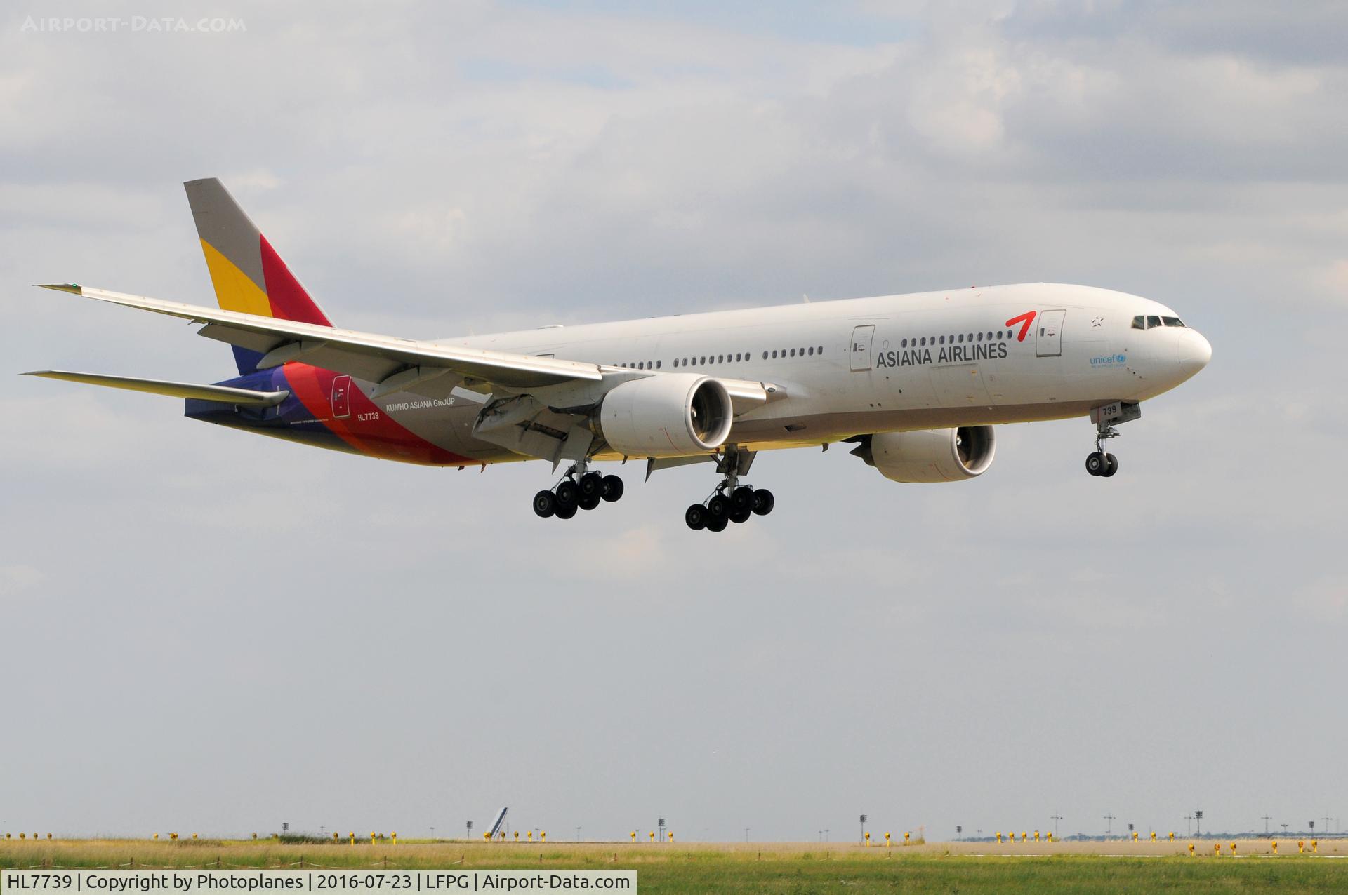 HL7739, Boeing 777-28E/ER C/N 29175, cdg landing