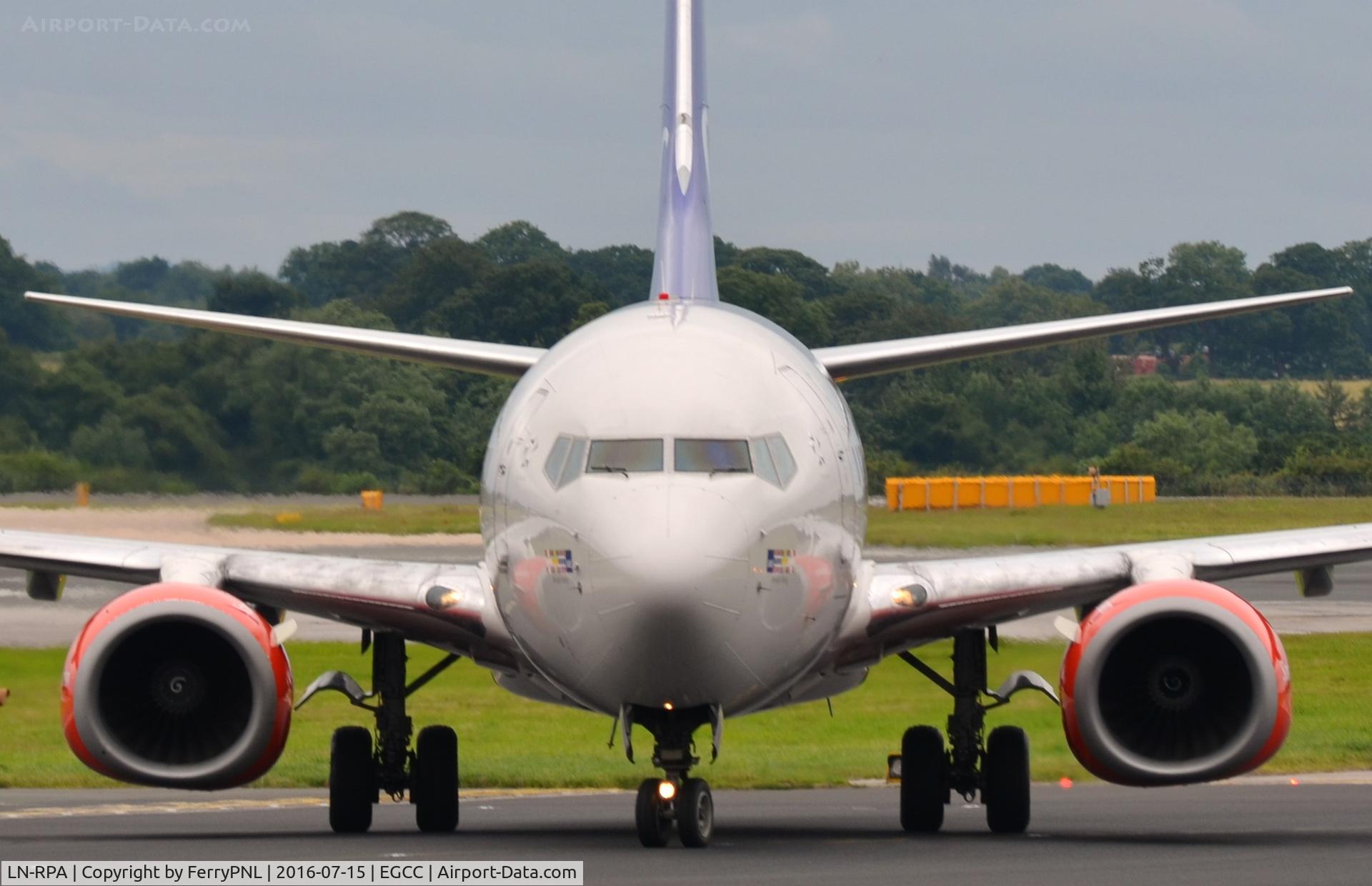 LN-RPA, 1998 Boeing 737-683 C/N 28290, SAS B736 head-on.