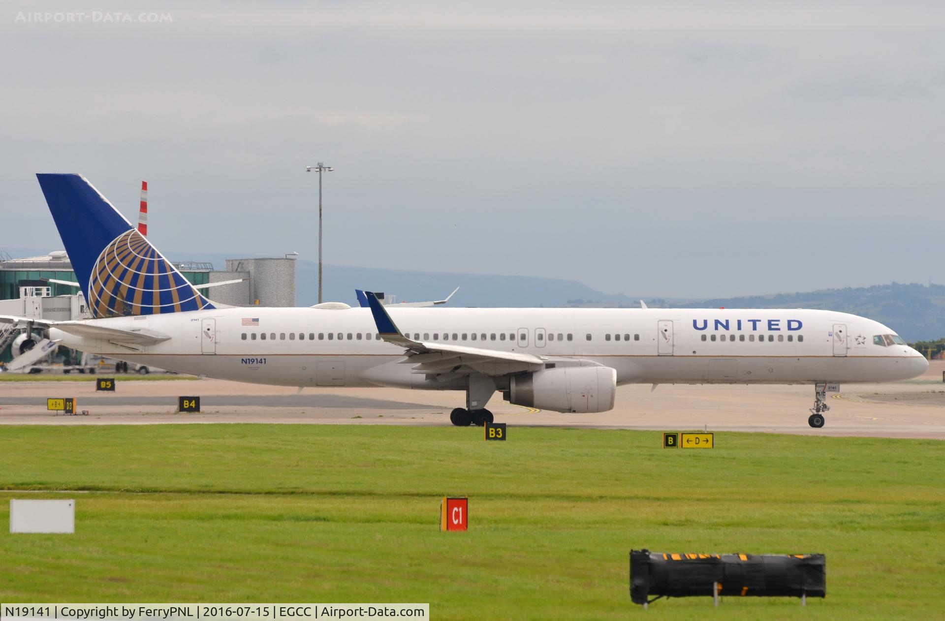 N19141, 2000 Boeing 757-224 C/N 30354, United B752 for departure.