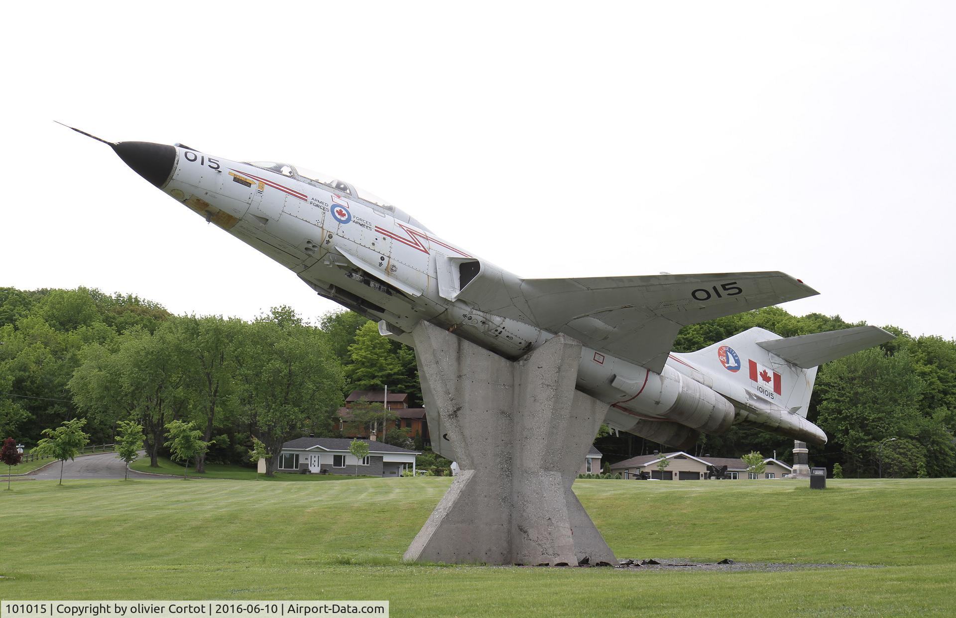101015, 1957 McDonnell CF-101B Voodoo C/N 477, massive concrete pylon
