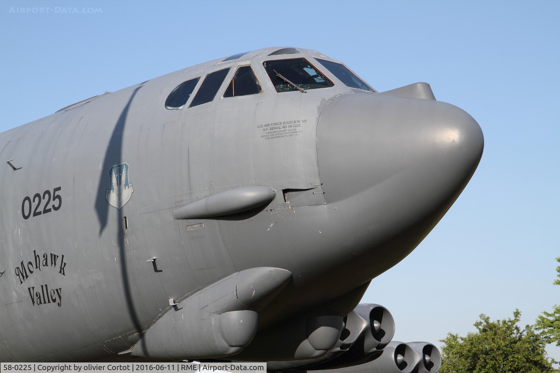 58-0225, 1958 Boeing B-52G Stratofortress C/N 464293, nose close-up