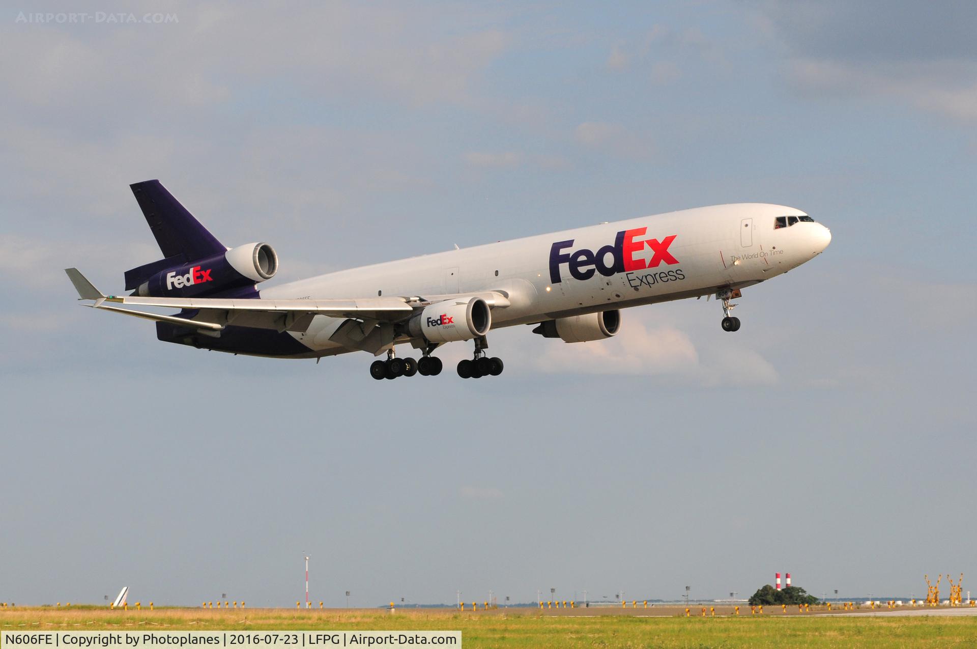 N606FE, 1993 McDonnell Douglas MD-11F C/N 48602, cdg landing
