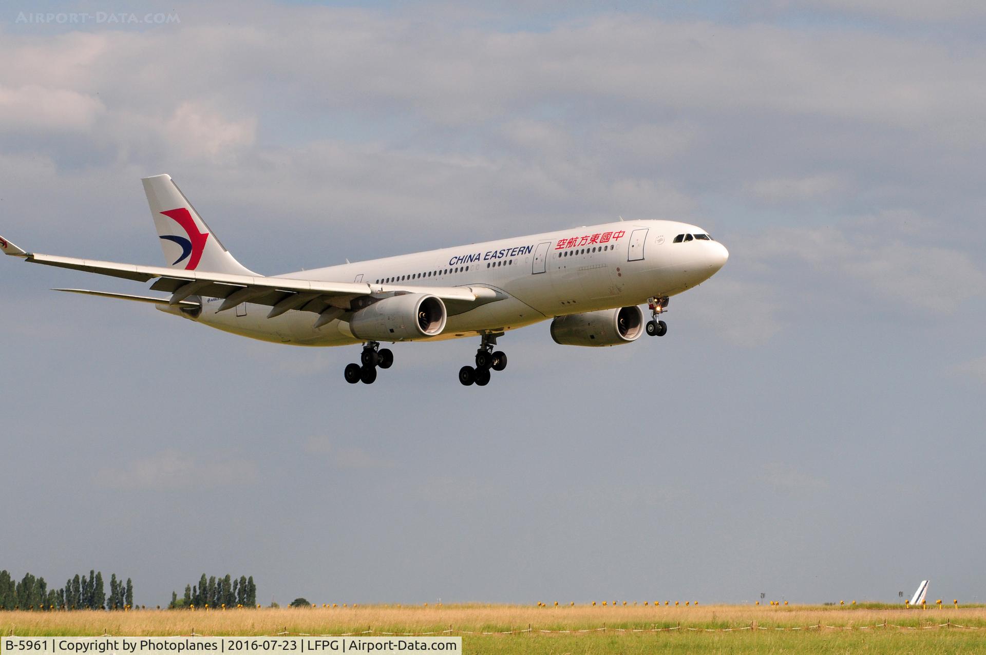 B-5961, 2014 Airbus A330-243 C/N 1569, cdg landing