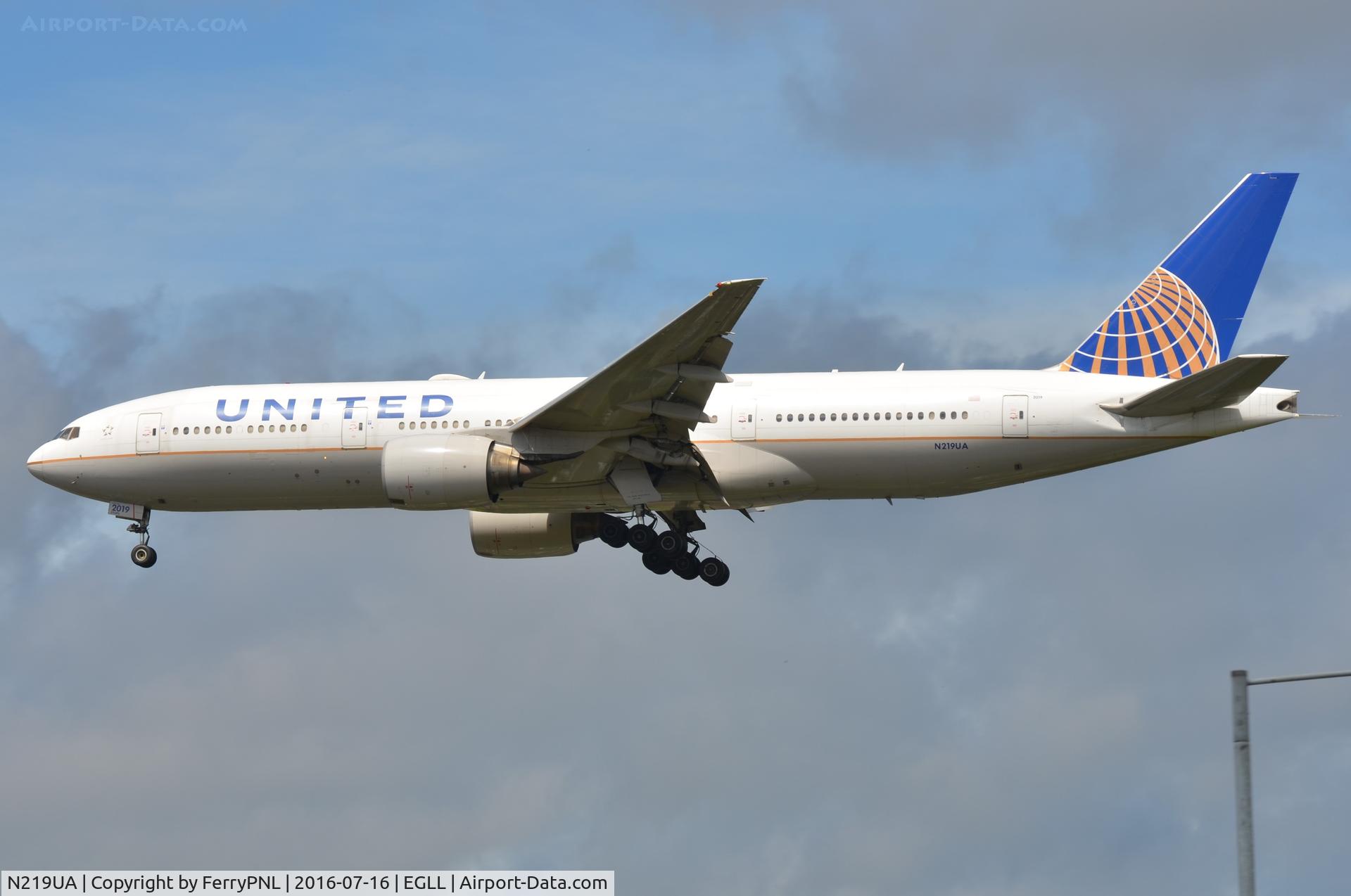 N219UA, 2001 Boeing 777-222 C/N 30551, United B772 arrives at LHR