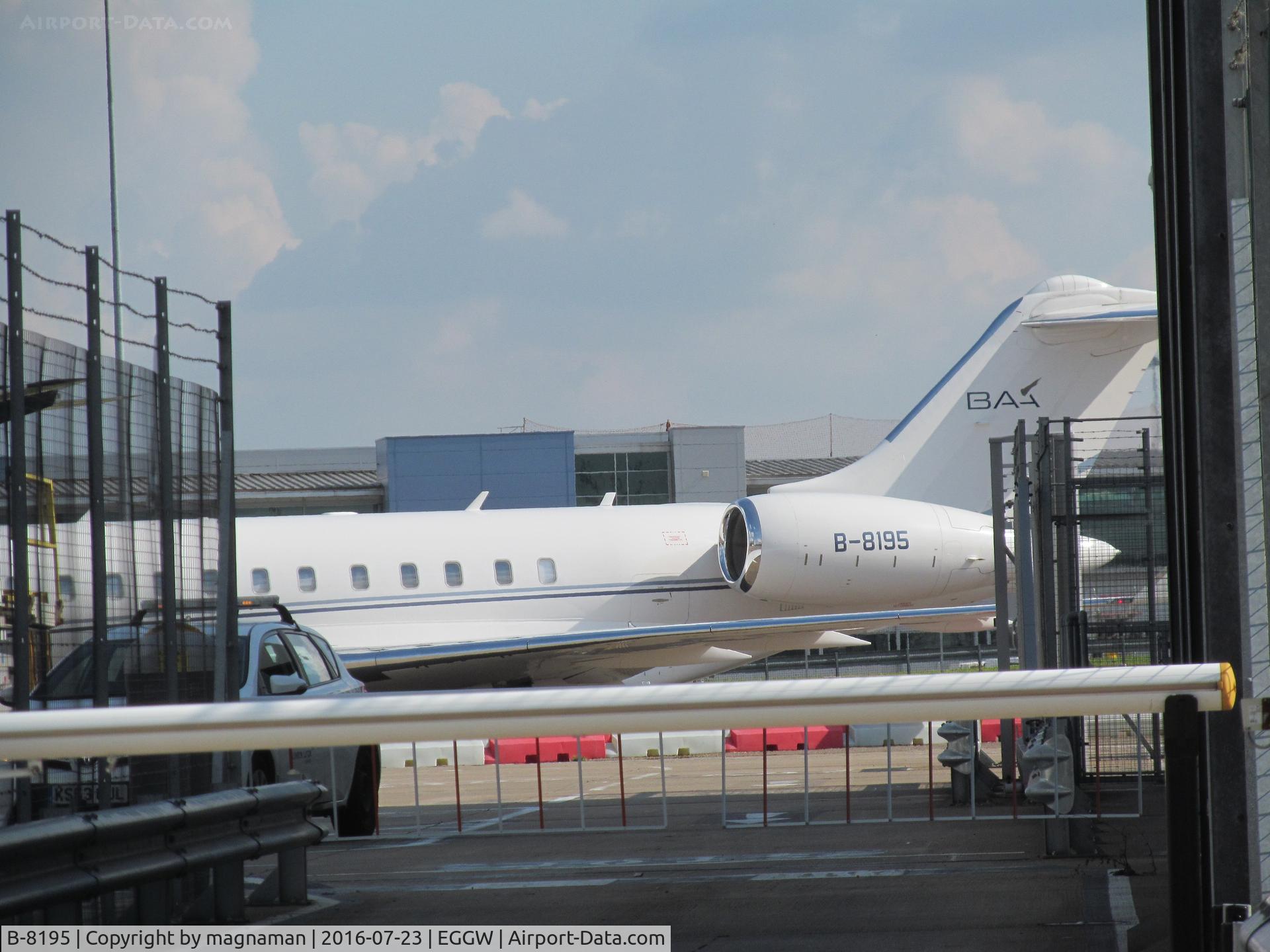B-8195, 2012 Bombardier BD-700-1A10 Global 6000 C/N 9488, at luton