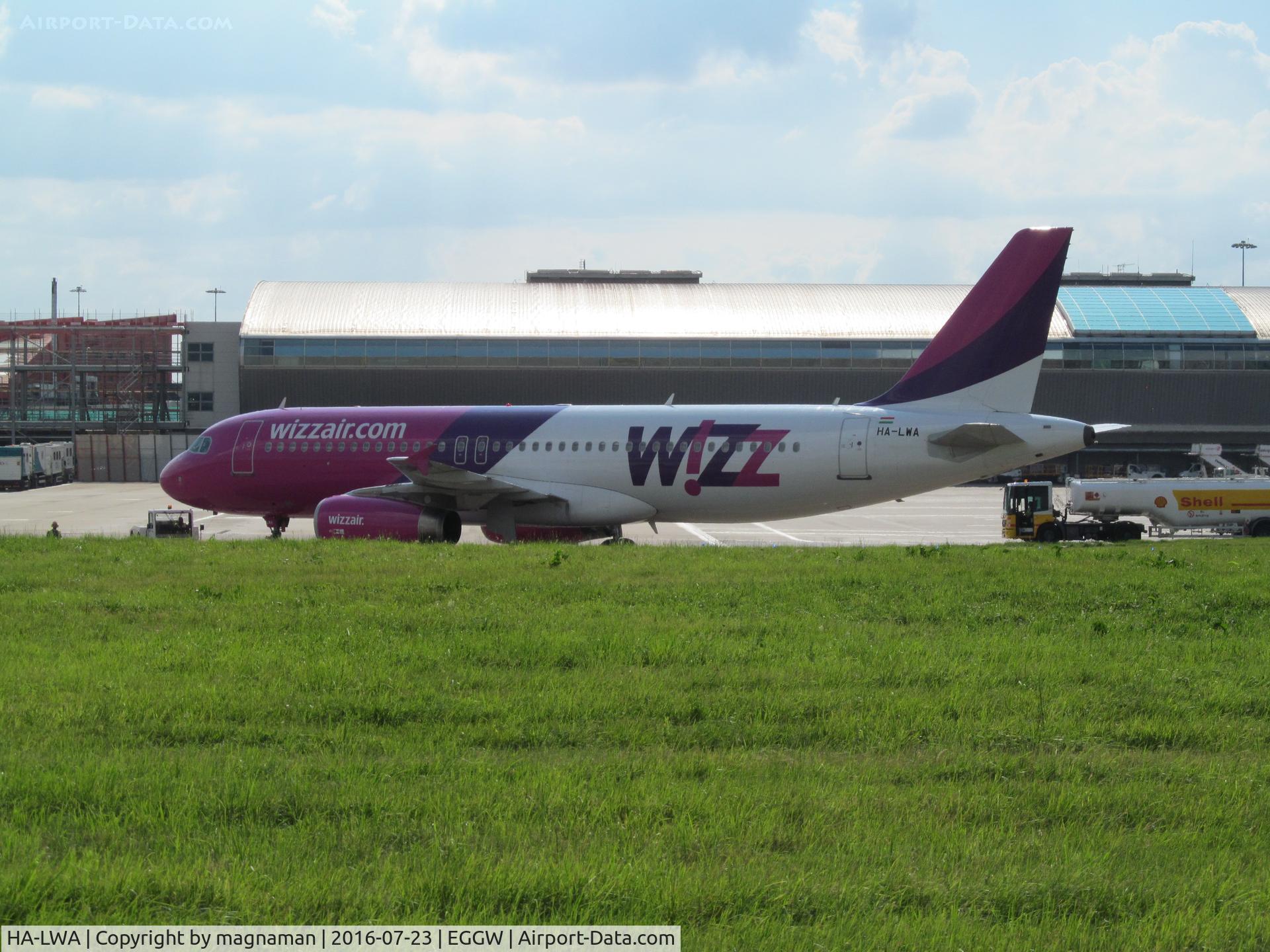 HA-LWA, 2010 Airbus A320-232 C/N 4223, at luton