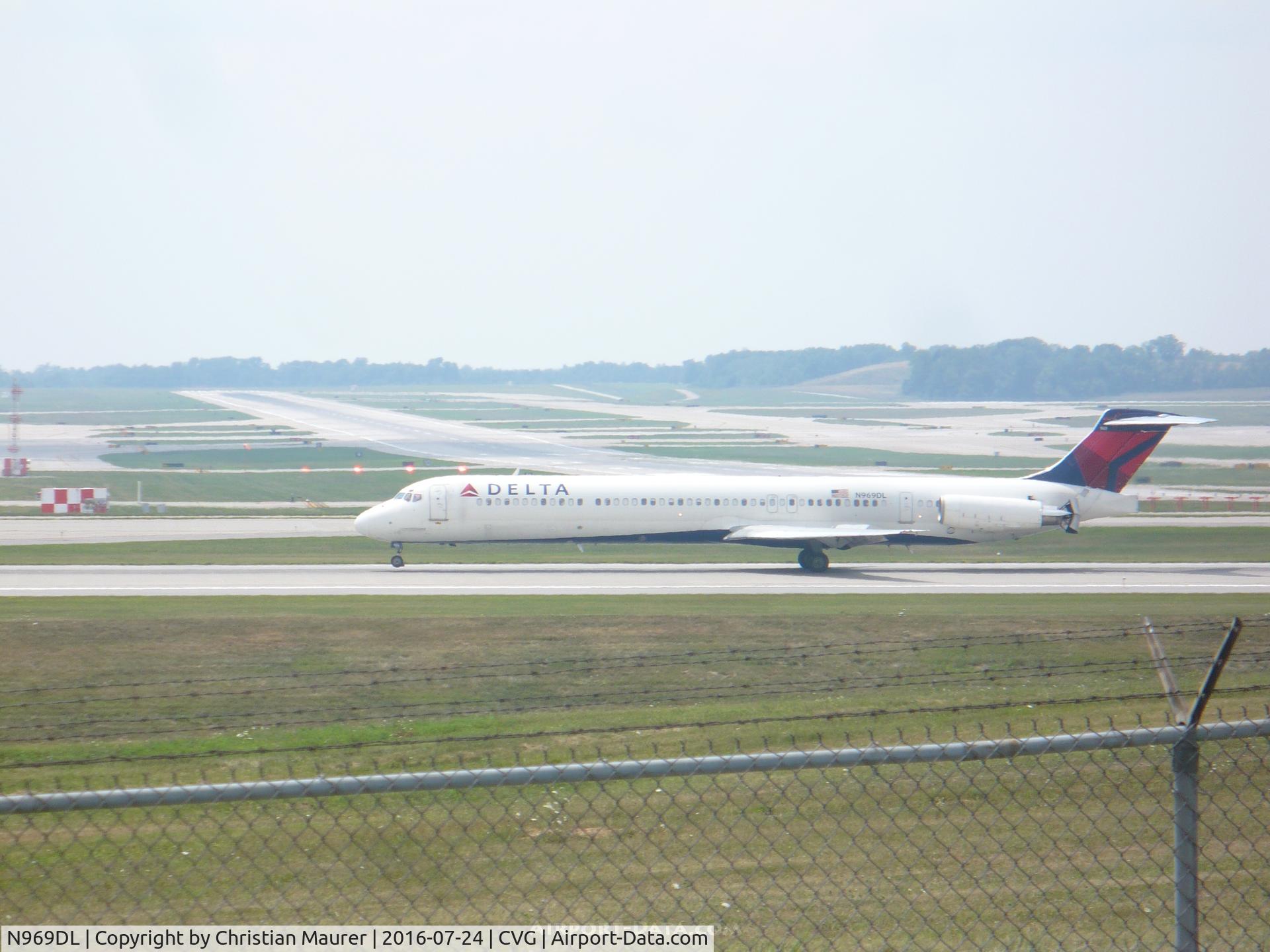 N969DL, 1990 McDonnell Douglas MD-88 C/N 53172, Delta MD-88