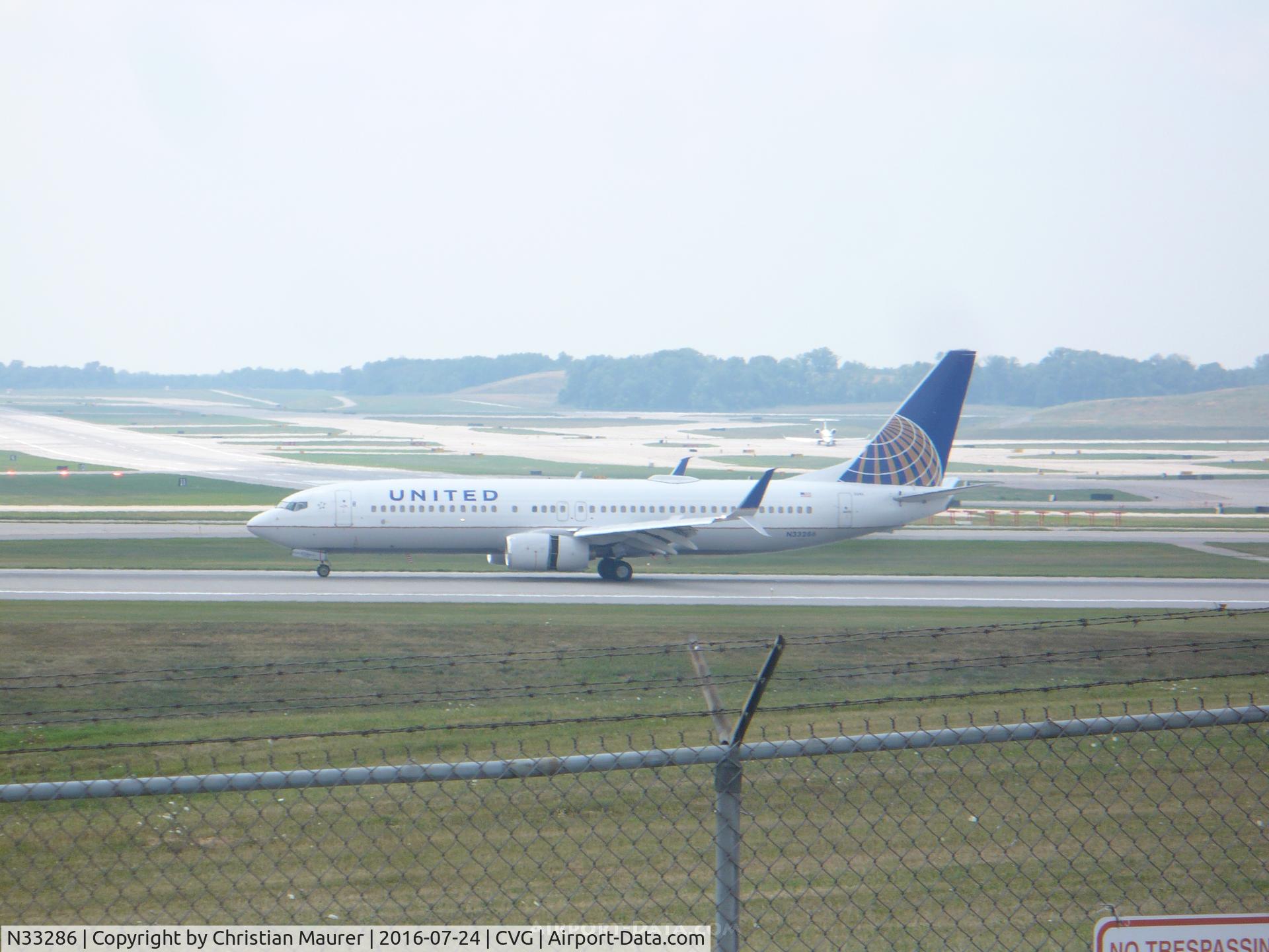 N33286, 2004 Boeing 737-824 C/N 31600, United 737-800S With Reds On Board
