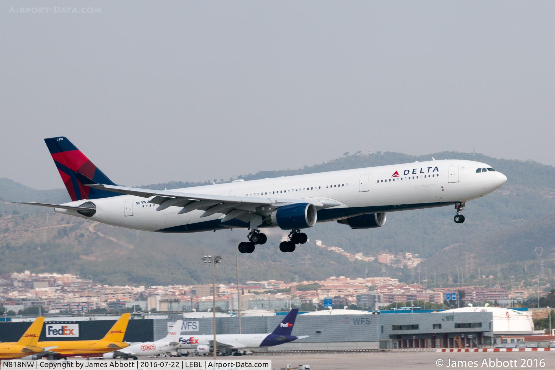 N818NW, 2007 Airbus A330-323 C/N 0857, Just about to land at Barcelona