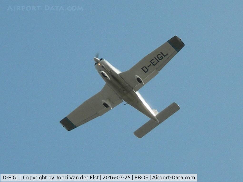 D-EIGL, Piper PA-28-181 C/N 288690009, Moments before touchdown rwy 26