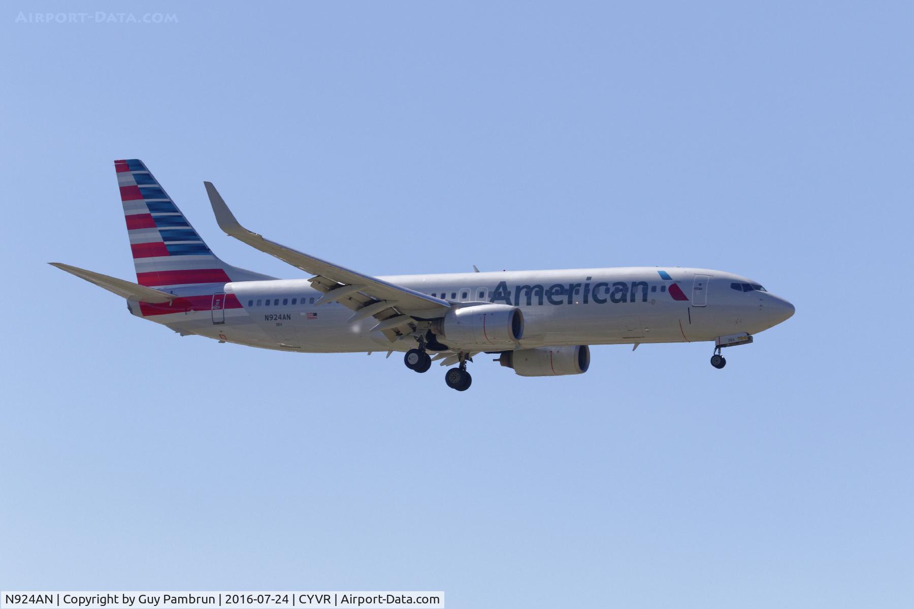 N924AN, 1999 Boeing 737-823 C/N 29525, Landing