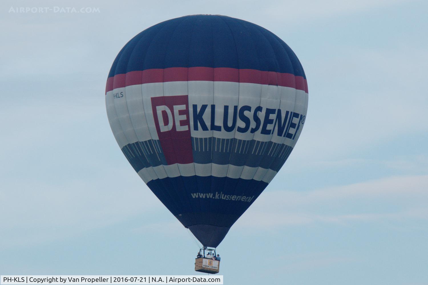 PH-KLS, 2007 Cameron Z-160 C/N 11001, Hot air balloon PH-KLS floating over the Alblasserwaard-polder between Papendrecht and Oud-Alblas, the Netherlands