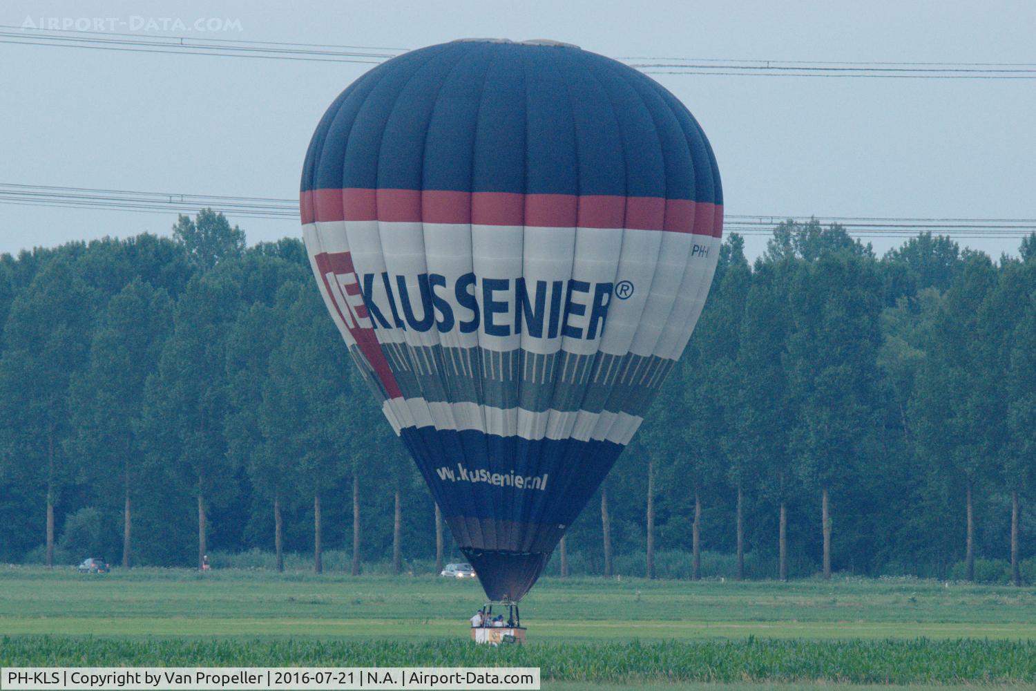 PH-KLS, 2007 Cameron Z-160 C/N 11001, Hot air balloon PH-KLS landing in the Alblasserwaard-polder near Papendrecht, the Netherlands