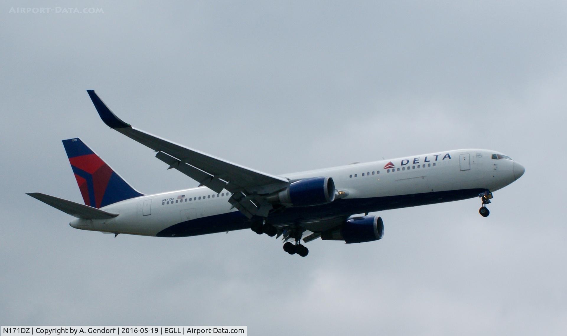 N171DZ, 1998 Boeing 767-332 C/N 29690, Delta, seen here approaching RWY 27R at London Heathrow(EGLL)