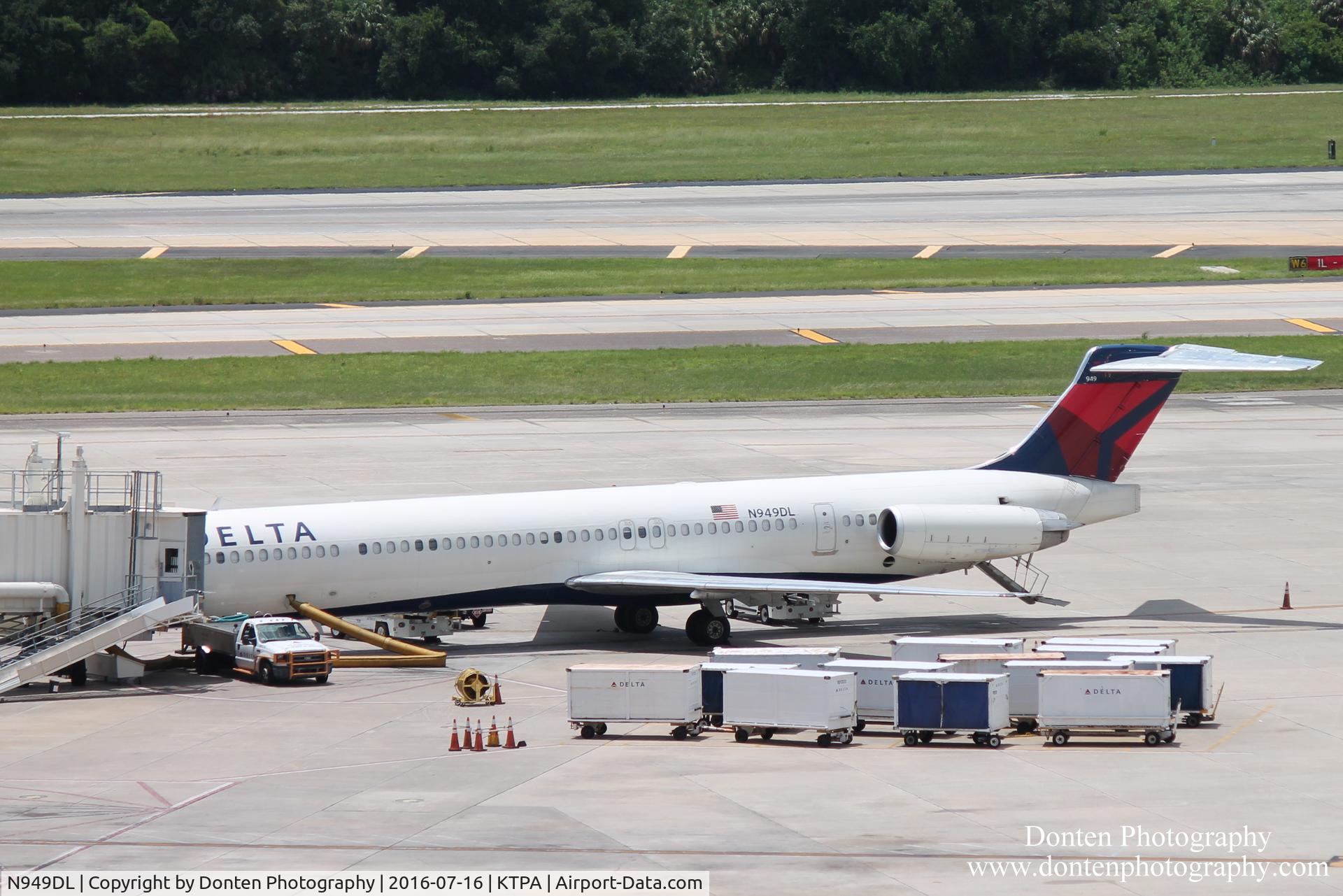N949DL, 1990 McDonnell Douglas MD-88 C/N 49880, Delta Flight 228 (N949DL) prepares for flight at Tampa International Airport enroute to North Kentucky International Airport