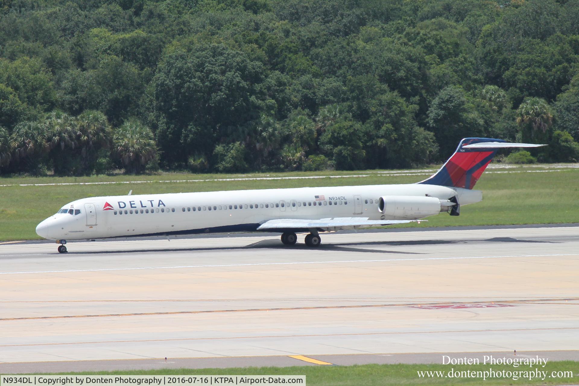N934DL, 1989 McDonnell Douglas MD-88 C/N 49721, Delta Flight 1268 (N934DL) arrives at Tampa International Airport following flight from Detroit Metro-Wayne County Airport