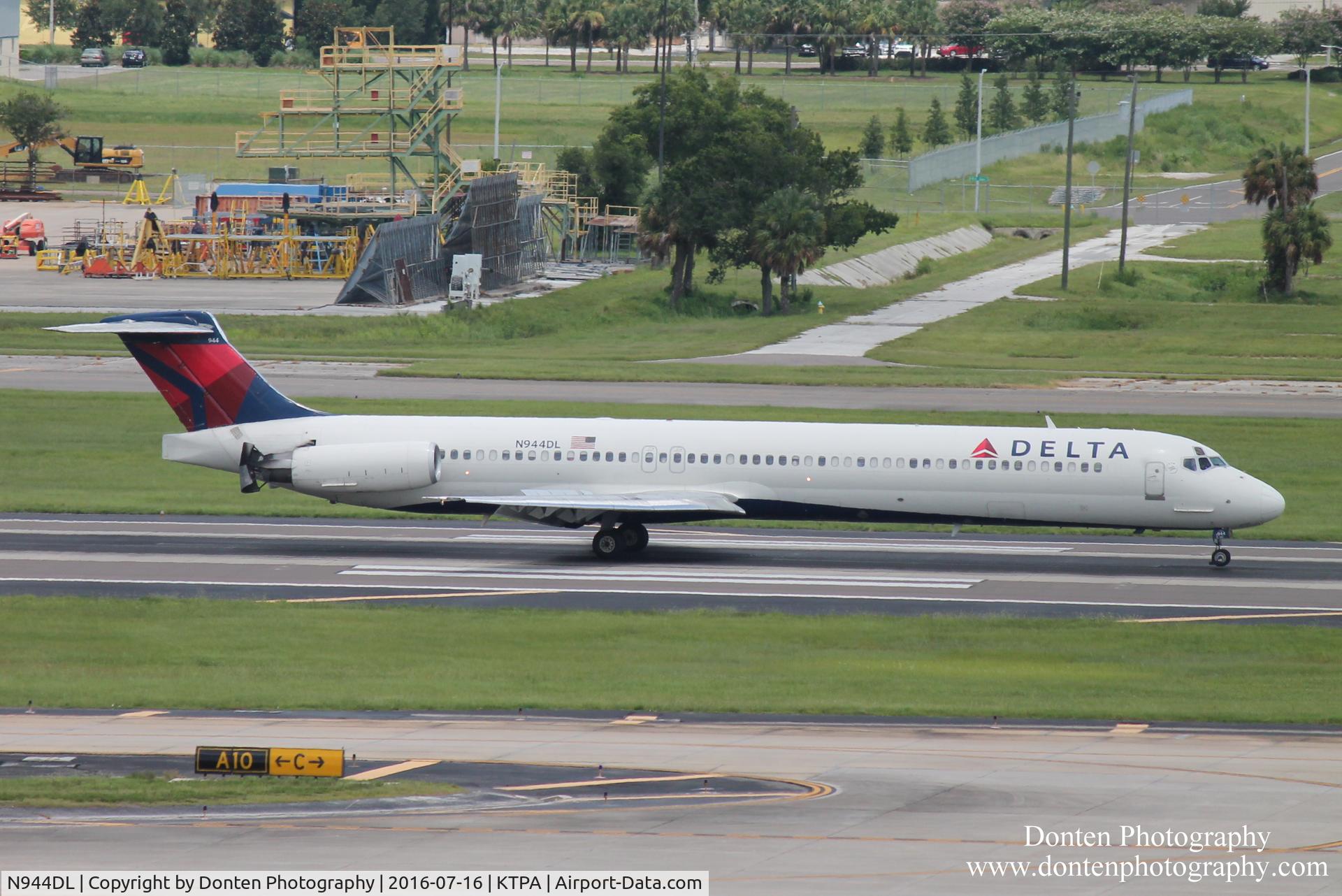 N944DL, 1989 McDonnell Douglas MD-88 C/N 49817, Delta Flight 2372 (N944DL) arrives at Tampa International Airport following flight from Hartsfield-Jackson Atlanta International Airport