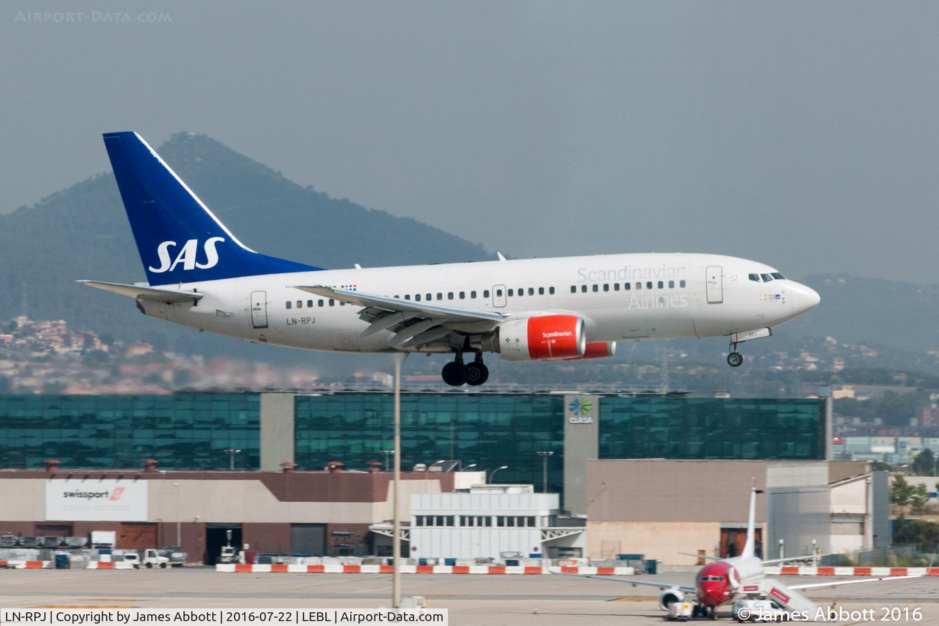 LN-RPJ, 2000 Boeing 737-783 C/N 30192, About to land in Barcelona