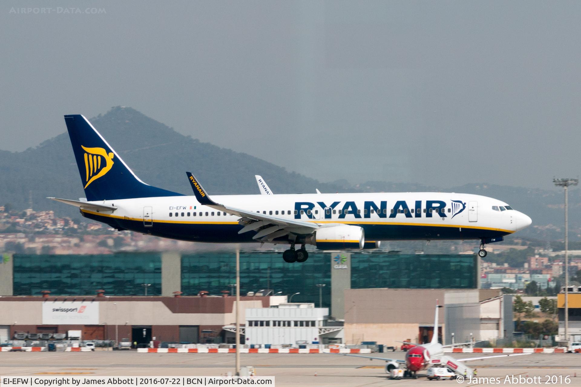 EI-EFW, 2009 Boeing 737-8AS C/N 35018, About to land in Barcelona