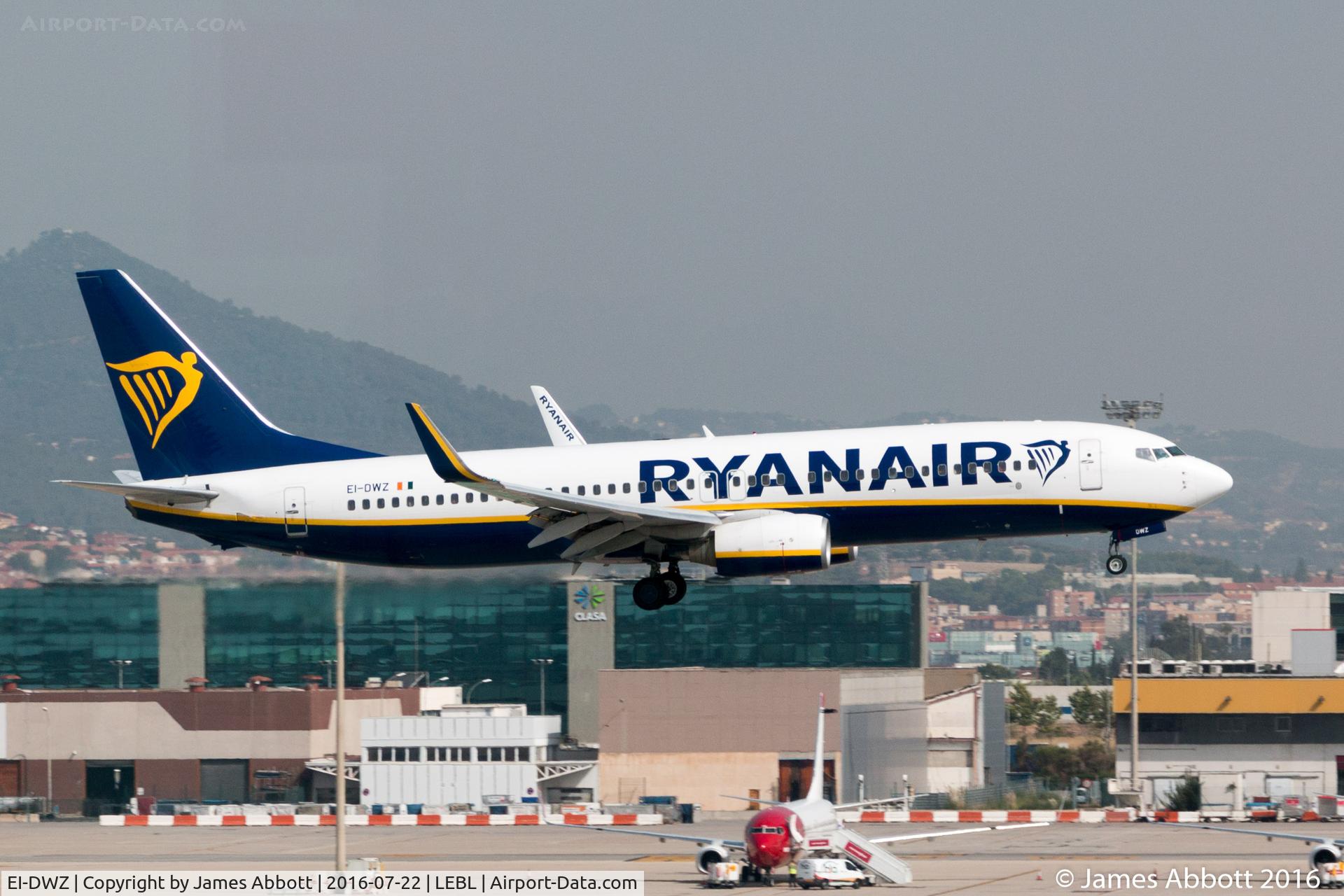 EI-DWZ, 2008 Boeing 737-8AS C/N 33628, About to land in Barcelona