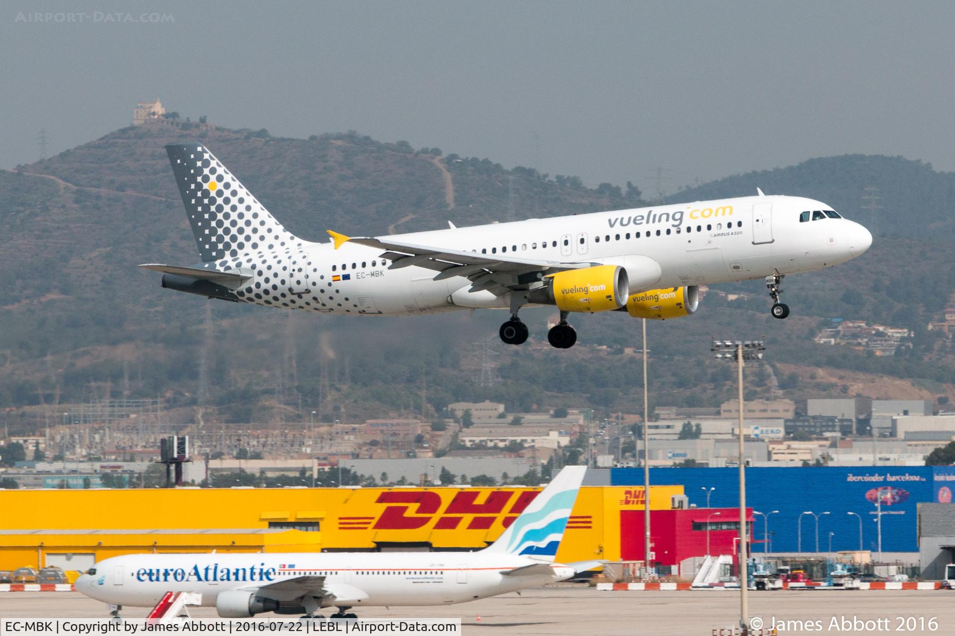 EC-MBK, 2006 Airbus A320-214 C/N 2658, About to land in Barcelona