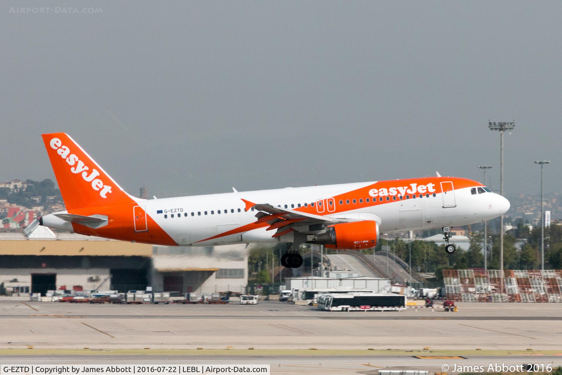 G-EZTD, 2009 Airbus A320-214 C/N 3909, About to land in Barcelona