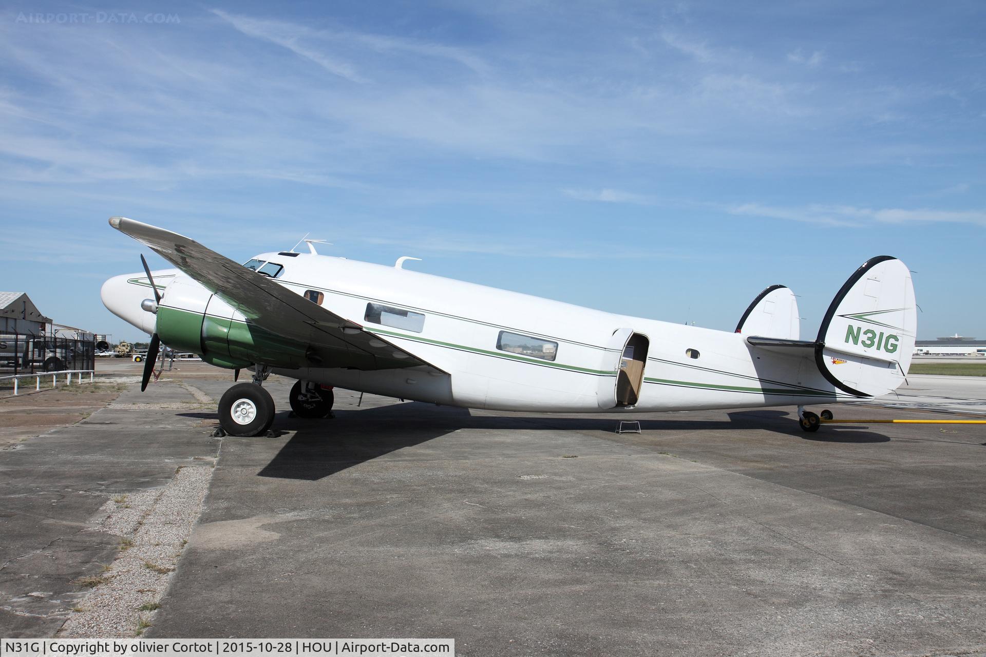 N31G, 1942 Lockheed 18-56 Lodestar C/N 2302, let's get in !