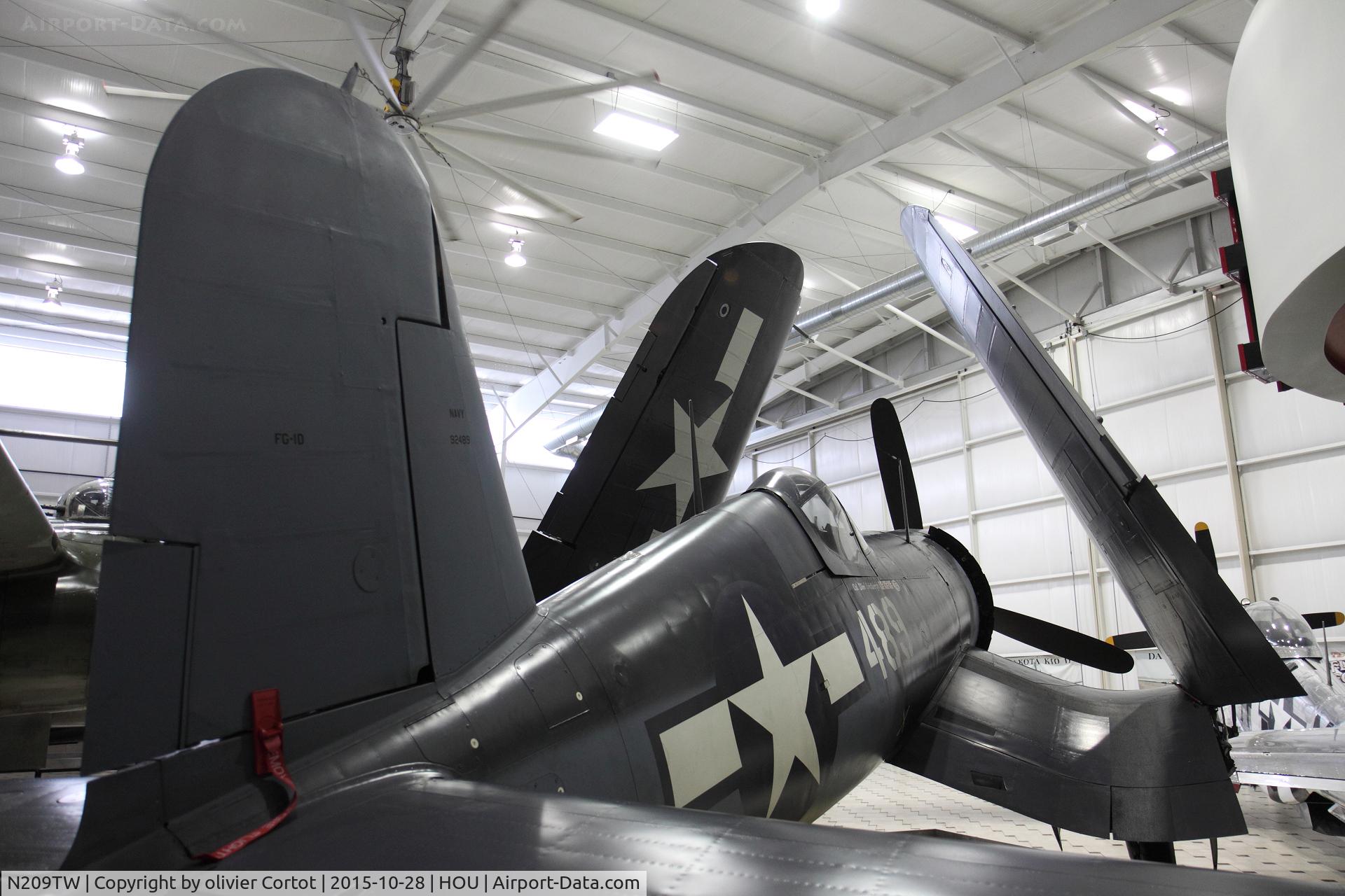 N209TW, Goodyear FG-1D Corsair C/N 3750, at home